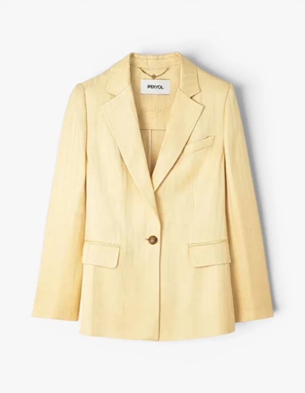 Marka Adı: İpekyol
Ürün Adı: İpekyol Kadın Jakarlı Blazer
Ürün Cinsiyeti: Kadın
Ürün Tipi: Blazer
Ürün Sezonsallığı: İlkbahar/Yaz
Ürün Çeşidi: Ceket
Ürün Özellikleri: Açık sarı tonunda, belirgin jakarlı dokuya sahip bu blazer, tek düğmeli ve rahat kesimli tasarımıyla modern ve şık bir görünüm sunar. Geniş sivri yakaları, önde iki adet kapaklı cebi ve bir adet dekoratif şerit cep detayıyla klasik blazer silüetini güncel detaylarla buluşturur. Hafif ve nefes alabilen kumaş yapısıyla ilkbahar/yaz sezonu için idealdir.
Öne Çıkan Detaylar:
- Özgün ve zarif jakarlı dokulu kumaş yapısı
- Canlı ancak sofistike açık sarı (butter yellow) rengi
- Modern ve rahat kesime sahip tek düğmeli tasarım
Kimler Kullanıyor?: Modayı yakından takip eden, modern ve minimalist bir stil anlayışına sahip, gardırobunda zamansız parçalara yer verenler için idealdir. Rahatlığı ve şıklığı bir arada arayan, hem iş hem de sosyal ortamlarında elegan bir duruş sergilemek isteyen kadınlar bu parçayı kolaylıkla kombinleyebilir. Özellikle monokrom ve sade lüks görünümleri tercih edenler için vazgeçilmez bir seçenektir.