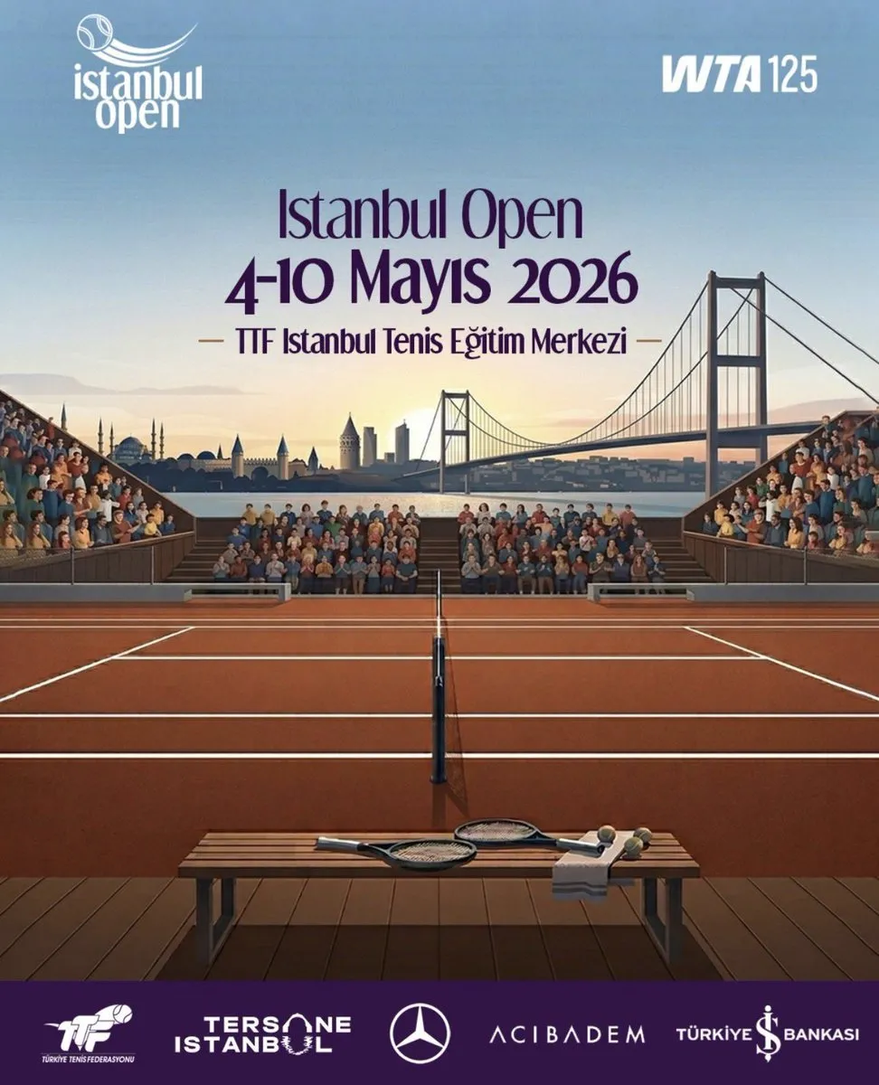 İstanbul Boğazı manzarası ve tarihi şehir siluetinin önünde, seyircilerle dolu tribünleri ve kort kenarında raketler ile topların bulunduğu toprak tenis kortu, İstanbul Open 4-10 Mayıs 2026 turnuvasının dinamik bir görselini sunuyor.