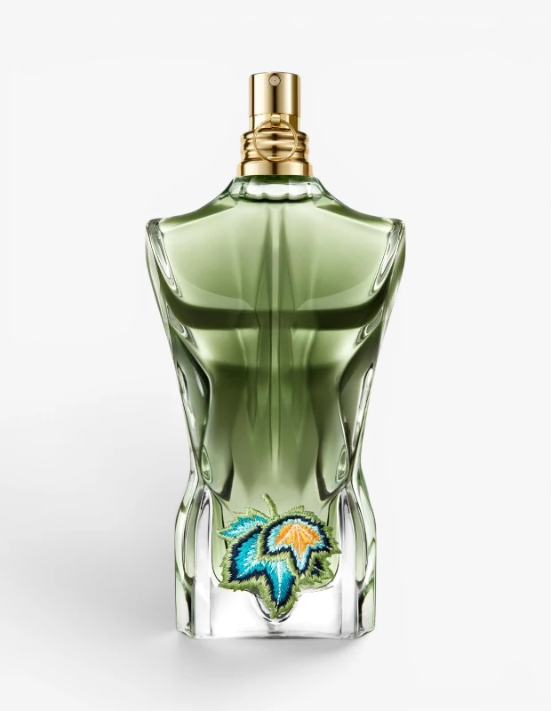 Marka Adı: Jean Paul Gaultier
Ürün Adı: Jean Paul Gaultier Erkek Le Beau Paradise Garden Edp
Ürün Cinsiyeti: Erkek
Ürün Tipi: Parfüm
Ürün Sezonsallığı: Yazlık
Ürün Çeşidi: Eau de Parfum
Ürün Özellikleri: Jean Paul Gaultier markasının ikonik erkek torsosu formundaki yeşil cam şişesiyle sunulan bu Eau de Parfum, incir yaprağının taze yeşilliğini, ferahlatıcı nane esintisini ve tuzlu hindistan cevizi suyunun egzotik dokunuşunu bir araya getiriyor. Şişenin alt kısmında yer alan canlı mavi, turuncu ve yeşil tonlarındaki egzotik yaprak nakışı deseni, kokunun tropikal ve çekici karakterini görsel olarak destekliyor. Ürünün altın rengi püskürtücü ve kapak detayı, şişeye lüks ve sofistike bir dokunuş katıyor. Yoğun ve kalıcı yapısıyla, özellikle yaz akşamları için ideal karizmatik ve unutulmaz bir imza sunar.
Öne Çıkan Detaylar:
- İkonik erkek torsosu formunda tasarlanmış yeşil cam şişe.
- Şişenin alt kısmında yer alan canlı renkli, egzotik yaprak nakışı deseni.
- İncir yaprağı, nane ve tuzlu hindistan cevizi suyu notalarıyla ferah ve karizmatik koku profili.
Kimler Kullanıyor?: Bu parfüm, iddialı, karizmatik ve gizemli bir duruş sergilemeyi seven kişiler için idealdir. Girdiği ortamda doğal bir çekicilikle fark edilmekten hoşlanan, risk almaktan çekinmeyen, zekasıyla etki bırakan ve anın tadını çıkarmayı bilen bireyler tarafından tercih edilir. Gecenin sunduğu özgürlüğü benimseyen ve özgüveniyle dikkat çekenler için unutulmaz bir imza niteliğindedir.