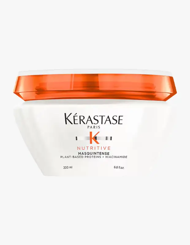 Marka Adı: Kérastase
Ürün Adı: Kérastase Nutritive Masquintense İnce Telli Saçlar İçin Nemlendirici Saç Bakım Maskesi
Ürün Cinsiyeti: Unisex
Ürün Tipi: Saç Bakım Maskesi
Ürün Sezonsallığı: Belirtilmemiş
Ürün Çeşidi: Nemlendirici, Besleyici
Ürün Özellikleri: Bu ürün, 200 ml hacminde, beyaz bir kavanozda ve Kérastase'ın imza rengi olan turuncu, çizgili bir kapağa sahip olan bir saç maskesidir. Nutritive serisinin bir parçası olarak, bitkisel bazlı proteinler ve Niasinamid ile zenginleştirilmiş özel formülü sayesinde saç tellerine yoğun nem ve besin takviyesi sunar. Özellikle ince telli saçlar için tasarlanmış olup, saçları ağırlaştırmadan ultra hafif bir doku bırakarak derinlemesine besler ve saçın canlılığını geri kazandırır.
Öne Çıkan Detaylar:
- Bitkisel bazlı proteinler ve Niasinamid içeren gelişmiş formül
- İnce telli saçları ağırlaştırmadan derinlemesine nemlendirme ve besleme
- Saç tellerine ipeksi yumuşaklık ve parlaklık kazandırma
- Kuru ve cansız saçlara özel olarak geliştirilmiştir
Kimler Kullanıyor?: Bu ürün, kuru, cansız ve mat görünen ince telli saçlara sahip olanlar için idealdir. Saçlarına derinlemesine nem ve besin takviyesi arayan, ancak ağırlaşma veya sönük bir görünüm istemeyen kişiler bu maskeyi tercih edebilir. Saçlarının doğal hareketini ve hafifliğini korurken, ipeksi bir dokuya ve sağlıklı bir parlaklığa kavuşmayı arzu edenler için özel olarak formüle edilmiştir. Profesyonel saç bakımının kalitesine önem veren ve saç tiplerine uygun çözümler arayan herkesin bakım rutinine dahil edebileceği bir üründür.