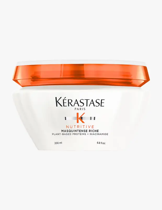 Marka Adı: Kérastase
Ürün Adı: Kérastase Unisex Nutritive Masquintense Riche Nemlendirici Saç Bakım Maskesi
Ürün Cinsiyeti: Unisex
Ürün Tipi: Saç Maskesi
Ürün Sezonsallığı: Belirtilmemiş
Ürün Çeşidi: Yoğun Nemlendirici ve Besleyici Saç Bakım Maskesi (Kalın Telli Saçlar İçin)
Ürün Özellikleri: Kérastase markasının Nutritive serisine ait bu zengin formüllü saç bakım maskesi, kalın telli saçlar için özel olarak geliştirilmiştir. Bitkisel bazlı proteinler ve Niasinamid ile zenginleştirilmiş içeriği sayesinde saç tellerine yoğun nem ve besin sağlar. Kuru ve asi saçları besleyici bir filmle kaplayarak gün boyu esneklik ve parlaklık kazandırır. Turuncu renkte parlak bir kapağa sahip beyaz bir kavanoz içinde sunulan ürün, 200 ml hacmindedir.
Öne Çıkan Detaylar:
- Kalın telli saçlar için özel olarak geliştirilmiş yoğun besleyici formül.
- Bitkisel bazlı proteinler ve Niasinamid ile zenginleştirilmiştir.
- Saç tellerine esneklik ve parlaklık kazandırarak kontrol altına alınmasına yardımcı olur.
Kimler Kullanıyor?: Nemsizlik nedeniyle sertleşen, zor şekil alan ve asi bir yapıya bürünen kalın telli saçlara sahip olanlar bu üründen faydalanabilir. Saçlarının yumuşak, esnek ve parlak bir görünüm kazanmasını isteyen, aynı zamanda derinlemesine besleyici bir bakıma ihtiyaç duyan kişiler için idealdir.