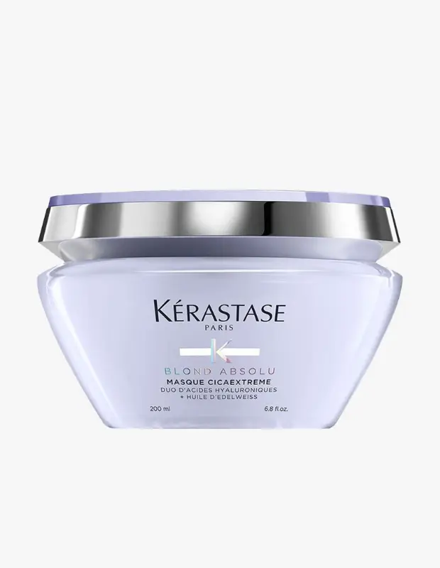 Marka Adı: Kérastase
Ürün Adı: Kérastase Blond Absolu Masque Cicaextreme Sarı Saçlar İçin Maske
Ürün Cinsiyeti: Belirtilmemiş
Ürün Tipi: Saç Maskesi
Ürün Sezonsallığı: Belirtilmemiş
Ürün Çeşidi: Sarı Saçlar İçin Yoğun Onarıcı, Nemlendirici ve Renk Koruyucu Saç Maskesi
Ürün Özellikleri: Kérastase Blond Absolu Masque Cicaextreme, açma işlemi sonrası hassaslaşan sarı saçlar için özel olarak geliştirilmiş yoğun bir maskedir. Çift Hyaluronik Asit ve Edelweiss Yağı içeren formülü, saçı derinlemesine nemlendirirken yıpranmış telleri onarır ve renginin korunmasına katkıda bulunur. 200 ml'lik mor tonlarında, gümüş detaylı zarif bir kavanozda sunulur.
Öne Çıkan Detaylar:
- Açma işlemi görmüş sarı saçlar için özel formül
- Çift Hyaluronik Asit ve Edelweiss Yağı ile zenginleştirilmiş içerik
- Saçı derinlemesine nemlendirir, onarır ve rengini korumaya yardımcı olur
Kimler Kullanıyor?: Açma, balyaj gibi kimyasal işlemlerle hassaslaşmış veya doğal olarak sarı saçlara sahip, saçlarının yoğun nem ve onarım ihtiyacını karşılamak isteyen kişiler bu maskeyi tercih edebilir. Saç rengini korumakla birlikte, yıpranmış saç tellerine yeniden güç ve parlaklık kazandırmayı hedefleyen herkes için uygun bir üründür.