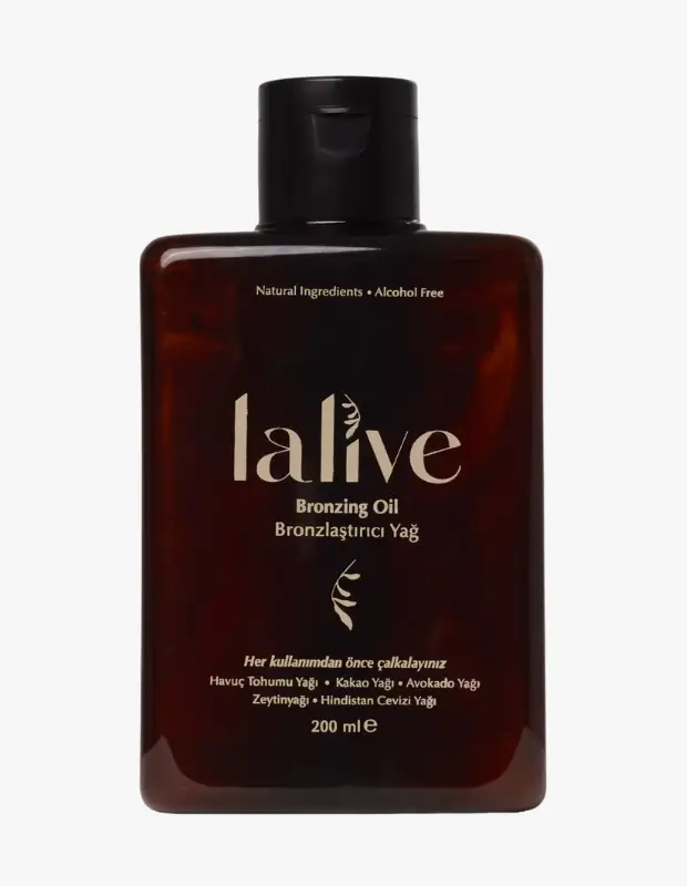 Marka Adı: Lalive
Ürün Adı: Lalive Unisex Doğal Bronzlaştırıcı Yağ
Ürün Cinsiyeti: Unisex
Ürün Tipi: Bronzlaştırıcı Yağ
Ürün Sezonsallığı: Yaz
Ürün Çeşidi: Doğal ve Besleyici Bronzlaştırıcı Yağ
Ürün Özellikleri: Lalive Bronzlaştırıcı Yağ, 200 ml hacimli şık koyu kahve bir şişede sunulur ve doğal içeriklerle formüle edilmiş, alkolsüz bir yapıya sahiptir. Ürünün etkili formülü, havuç tohumu yağı, kakao yağı, avokado yağı, zeytinyağı ve hindistan cevizi yağı gibi zengin besleyici yağlarla zenginleştirilmiştir. Cilt bariyerini destekleyerek yoğun bir nemlendirme sağlarken, güneşte doğal ve sağlıklı bir esmerlik elde edilmesine yardımcı olur. Her kullanımdan önce çalkalanması önerilen bu ürün, cildi kurutmadan pürüzsüz ve ışıltılı bir görünüme kavuşturur.
Öne Çıkan Detaylar:
- Zengin doğal yağlarla cilt bariyerini besleyen formül
- Alkol içermeyen, cilde dostu içerik yapısı
- Doğal ve sağlıklı bir esmerlik görünümü sunar
Kimler Kullanıyor?: Güneşlenirken cildinin doğal dengesini korumaya özen gösteren, besleyici ve kimyasal katkılardan arındırılmış ürünleri tercih eden herkes bu bronzlaştırıcı yağı kullanabilir. Doğal yollarla bronzlaşmayı seven, cildine aynı zamanda bakım yapmak isteyen ve güneşin altın rengi ışıltısını sağlıklı bir şekilde yakalamak isteyen bilinçli bireyler için idealdir. Bu ürün, yazın keyfini çıkarırken cildine değer veren ve ışıltılı bir görünüme sahip olmak isteyenlere hitap eder.