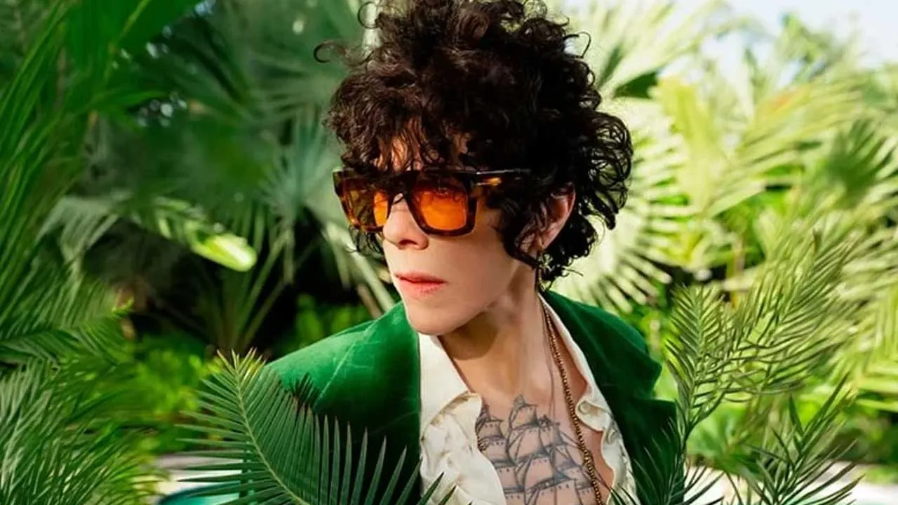 Alternatif pop sanatçısı LP, kıvırcık saçları, karakteristik turuncu camlı güneş gözlükleri ve yeşil kadife ceketiyle, yelkenli dövmesinin göründüğü göğsüyle, yoğun tropikal bitki örtüsü arasında poz verirken, Türkiye turnesi kapsamında dinleyicileriyle buluşmaya hazırlanıyor.