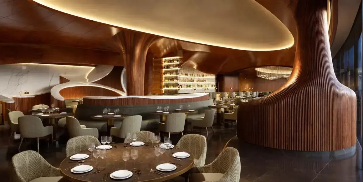 Lucas Müzesi içinde konumlanan bu çağdaş ve şık restoranda, organik ahşap kaplamalı heykelsi sütunlar, dalgalı mermer duvarlar, ışıklandırılmış şişe raflarına sahip bir bar ve zarifçe düzenlenmiş masalar, misafirleri sofistike bir atmosferde ağırlamaya hazır.