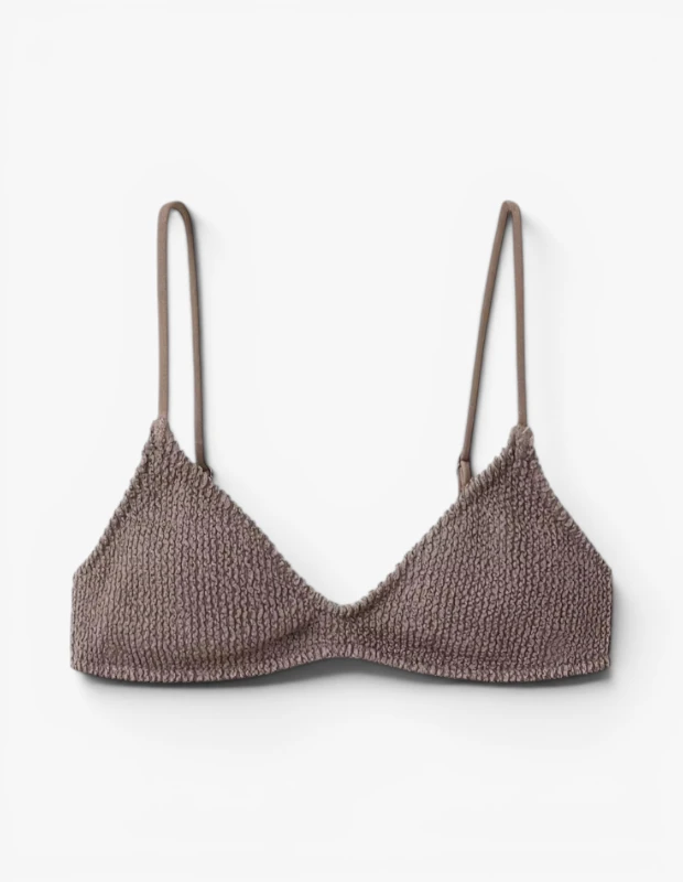 Marka Adı: Mango
Ürün Adı: Mango Kadın Dokulu Bikini Üstü
Ürün Cinsiyeti: Kadın
Ürün Tipi: Bikini Üstü
Ürün Sezonsallığı: Yaz
Ürün Çeşidi: Dokulu Kumaş
Ürün Özellikleri: Mango Kadın Dokulu Bikini Üstü, yaz gardırobunuzun vazgeçilmez parçalarından biri olmaya aday. Belirgin dokulu ve hafif kabartmalı kumaş yapısıyla dikkat çeken bu üst, doğal toprak tonlarındaki rengiyle zarif bir estetik sunar. Klasik üçgen kesimi ve ayarlanabilir ince askıları sayesinde vücuda rahatça uyum sağlayarak hem konforlu hem de şık bir plaj deneyimi vadediyor. Dolgusuz ve telsiz yapısı, doğal bir görünüm ve hafif bir destek sağlar.
Öne Çıkan Detaylar:
- Belirgin dokulu kumaş yapısı
- Klasik üçgen kesim
- İnce ve ayarlanabilir omuz askıları
Kimler Kullanıyor?: Bu ürün, plajda rahatlığı ve şıklığı bir arada arayan, doğal dokulara ve minimalist çizgilere değer veren herkes için idealdir. Zamansız tasarımları modern dokunuşlarla birleştirmeyi seven, tatil gardırobunda sadeliği ve sofistike detayları ön planda tutan bireyler bu bikini üstünü keyifle tercih edebilirler. Hem sakin bir günbatımının hem de dinamik bir beach club atmosferinin ruhunu yansıtan kişisel bir stil yaratmak isteyenler için vazgeçilmez bir parçadır.