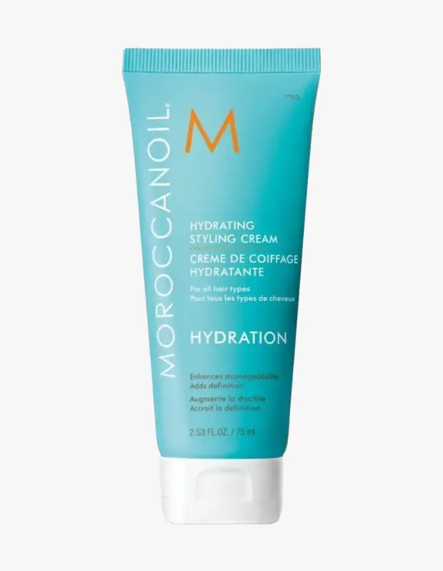 Marka Adı: Moroccanoil
Ürün Adı: Moroccanoil Unisex Nemlendirici Saç Şekillendirme Kremi
Ürün Cinsiyeti: Unisex
Ürün Tipi: Saç Şekillendirme Kremi
Ürün Sezonsallığı: Her Mevsim
Ürün Çeşidi: Krem
Ürün Özellikleri: Moroccanoil markasının bu nemlendirici saç şekillendirme kremi, tüm saç tipleri için özel olarak formüle edilmiştir. Saça nem takviyesi yaparak kolay yönetilebilirlik kazandırır ve doğal bukle veya dalgaların belirginliğini artırır. 75 ml hacmindedir, saçın doğal dokusunu koruyarak zahmetsiz ve parlak görünümler elde etmeye yardımcı olur.
Öne Çıkan Detaylar:
- Saça yoğun nem sağlayarak kuruluğu giderir.
- Saçın kolayca şekil almasını ve yönetilebilirliğini artırır.
- Bukle ve dalgalara doğal belirginlik ve parlaklık kazandırır.
Kimler Kullanıyor?: Doğal ve zahmetsiz şıklığı benimseyen, saçlarının kendi dokusunu koruyarak kolayca şekil vermeyi seven herkes içindir. Özellikle nem takviyesine ihtiyaç duyan, bukle veya dalgalarına belirginlik katmak isteyen ve saçlarına sağlıklı bir parlaklık kazandırmayı amaçlayan kullanıcılar için idealdir. Minimalist güzellik anlayışına sahip, saç bakımında fonksiyonelliği ve doğallığı ön planda tutan herkes bu ürünü tercih edebilir.