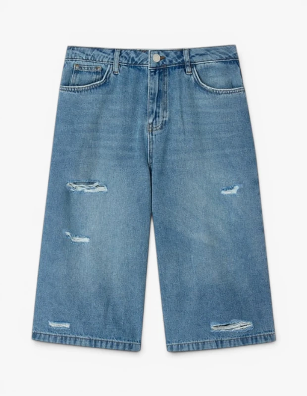Marka Adı: Mudo
Ürün Adı: Mudo Straight Fit Denim Şort
Ürün Cinsiyeti: Belirtilmemiş
Ürün Tipi: Şort
Ürün Sezonsallığı: Yaz
Ürün Çeşidi: Yırtık Detaylı Kot Şort
Ürün Özellikleri: Bu orta-açık mavi renkli, düz kesim kot şort, bacaklarda ve paça kenarlarında bulunan yırtık detaylarıyla dikkat çeker. Rahat bir kalıba sahip olup, düğmeli ve fermuarlı kapanışı, kemer köprüleri ve klasik beş cepli tasarımıyla günlük kullanıma uygundur. Denim kumaşının dayanıklılığı ve stil sahibi görünümü bir araya getirerek modern ve zahmetsiz bir şıklık sunar.
Öne Çıkan Detaylar:
- Bacak ve paça kenarlarındaki yırtık detayları
- Düz kesim ve rahat kalıp yapısı
- Orta-açık tonda yıkamalı denim kumaş
Kimler Kullanıyor?: Gündelik tarzında rahatlığı ve sokak modası esintilerini bir araya getirmeyi seven, 2000'lerin nostaljik denim trendlerini güncel yorumlarla gardırobuna taşımak isteyenler bu şortu tercih edebilir. Şehir hayatının dinamizmine uyum sağlayan, zahmetsiz ve özgün bir görünüm arayan herkesin kombinlerine kolayca dahil edebileceği çok yönlü bir parçadır.