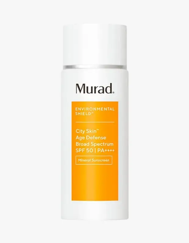 Marka Adı: Murad
Ürün Adı: Murad Unisex City Skin Age Defense Broad Spectrum Spf50
Ürün Cinsiyeti: Unisex
Ürün Tipi: Güneş Kremi
Ürün Sezonsallığı: Dört Mevsim
Ürün Çeşidi: Mineral Güneş Kremi, Geniş Spektrumlu, Yaşlanma Karşıtı Etkili
Ürün Özellikleri: Bu Murad markalı ürün, modern ve minimalist beyaz şişesi üzerinde turuncu bir etiketle sunulmaktadır. Çevresel etkilere karşı kalkan (Environmental Shield) ve yaşlanma karşıtı (Age Defense) özellikleriyle öne çıkar. SPF 50 ve PA++++ derecelendirmesiyle geniş spektrumlu UVA/UVB koruması sağlayan mineral filtreli bir güneş kremidir. Cildi nemlendirirken güneşin zararlı ışınlarına ve dış etkenlere karşı güçlü bir savunma oluşturur.
Öne Çıkan Detaylar:
- Geniş spektrumlu SPF 50 ve PA++++ koruma
- Mineral filtreli özel formül
- Çevresel kalkan ve yaşlanma karşıtı etki
Kimler Kullanıyor?: Cilt sağlığını ön planda tutan, özellikle şehir hayatının getirdiği çevresel faktörlere karşı cildini korumak isteyen herkes için idealdir. Güneşin zararlı ışınlarına karşı etkili bir bariyer arayan, aynı zamanda cilt yaşlanması belirtilerini minimize etmeyi hedefleyen bireyler bu ürünü günlük rutinlerine kolayca dahil edebilir. Sağlıklı ve uzun ömürlü bir cilt görünümü arayışında olan, mineral içeriklere yönelen kişiler için mükemmel bir seçenektir.