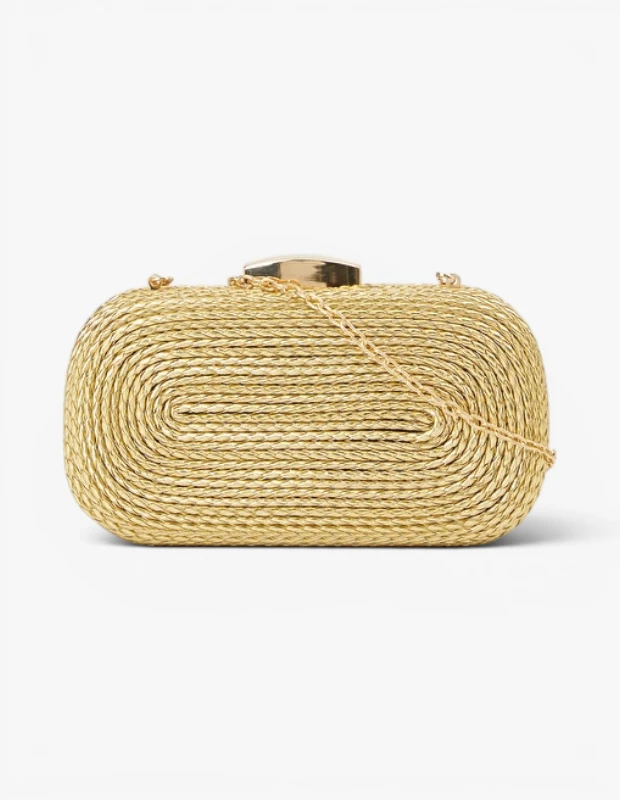 Marka Adı: NetworkGold
Ürün Adı: NetworkGold Kadın Gold Renkli Hasır Dokulu Clutch Çanta
Ürün Cinsiyeti: Kadın
Ürün Tipi: Clutch Çanta
Ürün Sezonsallığı: İlkbahar/Yaz
Ürün Çeşidi: Abiye Çantası
Ürün Özellikleri: Bu şık NetworkGold kadın clutch çanta, göz alıcı gold rengi ve dikdörtgen formundaki belirgin hasır veya ip örgülü dokusuyla dikkat çekmektedir. Yuvarlatılmış köşelere sahip tasarımı modern bir siluet sunarken, üst kısmında yer alan parlak gold tonlu metal çerçeve ve zarif klipsli kapama detayı çantanın estetiğini tamamlar. İnce, altın renkli metal zincir askısı sayesinde elde portföy olarak taşımanın yanı sıra omuzda da kullanılabilirlik sağlar. İç kısmında temel eşyalarınızı güvenle saklayabileceğiniz astarlı bir ana bölme bulunmaktadır. Özel davetler, akşam yemekleri ve mezuniyet törenleri gibi etkinlikler için ideal bir tamamlayıcıdır.
Öne Çıkan Detaylar:
- Işıltılı gold rengi ve modern hasır dokulu dış yüzey
- Zarif gold tonlu metal çerçeve ve klipsli kapama detayı
- Çıkarılabilir ince metal zincir askısı ile çok yönlü taşıma imkanı
Kimler Kullanıyor?: Bu ürün, özel davetlerde, mezuniyet balolarında veya şık akşam etkinliklerinde tarzına ışıltılı ve sofistike bir dokunuş katmak isteyenleri cezbeder. Modern ve zamansız parçaları bir araya getirmeyi seven, detaylara önem veren ve aksesuarlarıyla dikkat çekmekten hoşlanan herkes için idealdir. Hem klasik hem de güncel kombinlere kolayca uyum sağlayarak, kişisel stilini zarif ve iddialı bir şekilde ifade etmek isteyenlerin tercihi olacaktır.