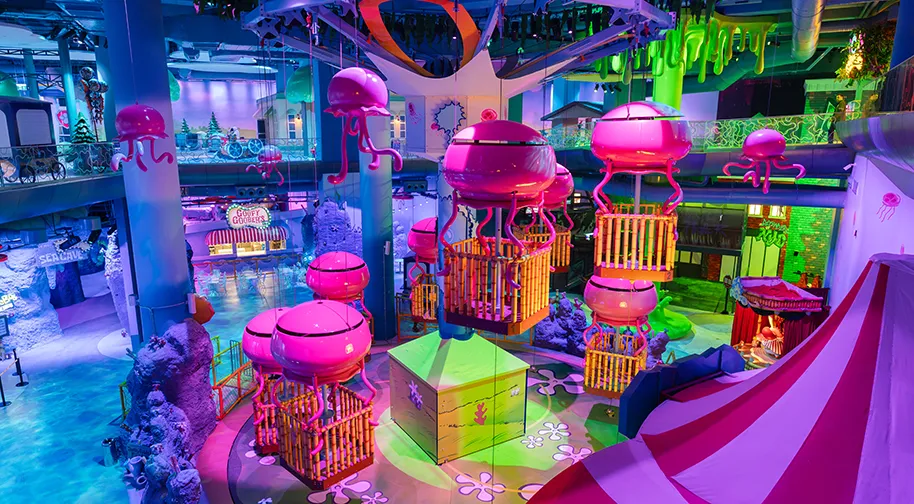 Nickelodeon'un eğlenceli dünyasını yansıtan bu geniş iç mekan tema parkında, pembe denizanalarına benzeyen asılı gondollar, parlak mavi su kütleleri ve SpongeBob SquarePants evreninden Goofy Goober's gibi ikonik mekanlar, ziyaretçilere rengarenk ve sürükleyici bir deneyim sunuyor.
