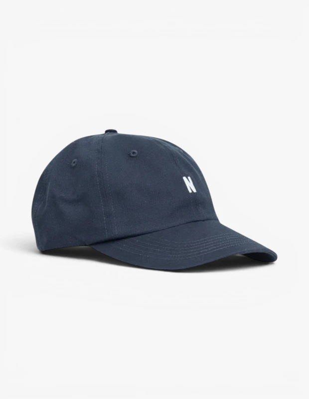Marka Adı: Norse Projects
Ürün Adı: Norse Projects Unisex Twill Spor Şapka
Ürün Cinsiyeti: Unisex
Ürün Tipi: Şapka
Ürün Sezonsallığı: Dört Mevsim
Ürün Çeşidi: Spor Şapka
Ürün Özellikleri: Bu Norse Projects spor şapka, dayanıklı ve nefes alabilen pamuklu gabardin (twill) kumaştan üretilmiştir. Klasik altı panelli tasarımı, kavisli siperliği ve ön kısmında minimalist beyaz N harfi nakışıyla dikkat çeker. Ayarlanabilir arka bandı sayesinde farklı baş ölçülerine kolayca uyum sağlar ve gün boyu konforlu bir kullanım sunar. Lacivert rengi, zamansız ve kolay kombinlenebilir bir stil vadederek hem sportif hem de günlük kullanıma uygundur.
Öne Çıkan Detaylar:
- Minimalist beyaz N harfi nakış detaylı tasarım.
- Yüksek kaliteli, dayanıklı pamuklu gabardin kumaş yapısı.
- Kişiselleştirilebilir uyum için ayarlanabilir arka bant.
Kimler Kullanıyor?: Günlük yaşamında konforu ve stili bir arada arayan, minimalist ve zamansız parçaları gardırobuna dahil eden kişiler bu şapkayı tercih edebilir. Sade şıklığı benimseyenler, dış mekan aktivitelerinde veya seyahatlerinde güneşten korunurken stilinden ödün vermek istemeyenler için idealdir. Özellikle mavi yolculuk gibi deniz temalı tatillerde veya şehirde casual bir görünüm yakalamak isteyen herkesin rahatlıkla kullanabileceği, çok yönlü bir aksesuardır.