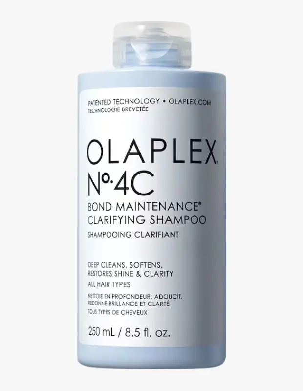 Marka Adı: Olaplex
Ürün Adı: Olaplex Unisex N°4C Bond Maintenance Arındırıcı Şampuan
Ürün Cinsiyeti: Unisex
Ürün Tipi: Arındırıcı Şampuan
Ürün Sezonsallığı: Belirtilmemiş
Ürün Çeşidi: Arındırıcı
Ürün Özellikleri: Olaplex'in patentli teknolojisiyle geliştirilen Bond Maintenance N°4C Arındırıcı Şampuan, tüm saç tipleri için formüle edilmiştir. Saçı ve saç derisini derinlemesine temizleyerek birikmiş ürün kalıntılarını, kiri ve fazla yağı arındırır. Bu özel formül, saçları yumuşatırken aynı zamanda doğal parlaklığını ve berraklığını geri kazandırarak daha temiz, hafif ve canlı bir görünüm sağlar. 250 ml hacimli açık mavi tonlarında şişesiyle şık ve pratik bir kullanım sunar.
Öne Çıkan Detaylar:
- Olaplex patentli teknolojisi ile geliştirilmiştir.
- Saç derisini ve saç tellerini birikmiş kalıntılardan derinlemesine arındırır.
- Saçlara yumuşaklık, doğal parlaklık ve berraklık geri kazandırır.
Kimler Kullanıyor?: Günlük yaşamın getirdiği hava kirliliği, şekillendirici ürün kalıntıları ve sebum birikimi nedeniyle saçlarının ağırlaştığını ve matlaştığını hisseden kişiler bu ürünü tercih edebilir. Özellikle saç derisine derinlemesine bir arınma ve tazelik kazandırmak, saçlarının doğal parlaklığını ve hafifliğini geri kazanmak isteyen, bakım rutinlerini optimize etmeye özen gösteren herkes için uygundur. Tüm saç tiplerine hitap eden bu şampuan, saç derisi detoksunu rutinlerine dahil etmek isteyen bilinçli kullanıcılara hitap eder.