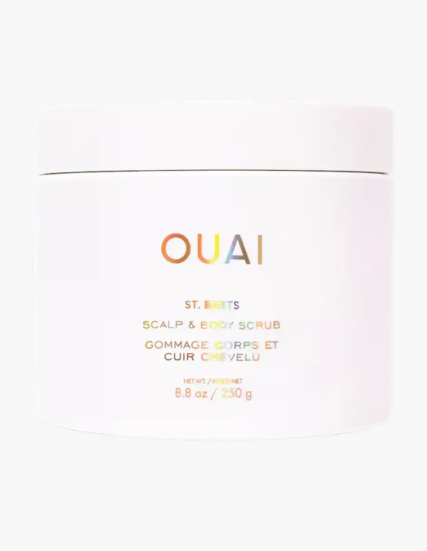 Marka Adı: OUAI
Ürün Adı: OUAI St Barts Scalp & Body Scrub - Saç Peelingi
Ürün Cinsiyeti: Unisex
Ürün Tipi: Saç ve Vücut Peelingi
Ürün Sezonsallığı: Belirtilmemiş
Ürün Çeşidi: Peeling
Ürün Özellikleri: Beyaz, silindirik, minimalist tasarımlı bir kapta sunulan bu ürün, OUAI markasının St. Barts serisine özel, saç derisi ve vücut için formüle edilmiş bir peelingdir. Ürünün etiketinde OUAI logosu ve St. Barts Scalp & Body Scrub ibaresi gökkuşağı renk geçişli bir fontla yazılıdır. Saç derisindeki ürün kalıntılarını, ölü deriyi ve fazla yağı arındırarak sağlıklı bir zemin oluşturmayı hedeflerken, aynı zamanda vücut cildini nazikçe eksfoliye ederek pürüzsüzleştirmeye yardımcı olur. Net ağırlığı 250 gram (8.8 oz) olarak belirtilmiş olup, tropikal St. Barts temasından ilham alan ferahlatıcı bir deneyim sunar.
Öne Çıkan Detaylar:
- Saç derisi ve vücut için çift etkili, çok yönlü arındırma sağlar.
- Saç derisindeki birikintileri ve ölü hücreleri temizleyerek ferahlık hissi verir.
- Vücut cildini pürüzsüzleştirir ve St. Barts serisinin karakteristik deneyimini sunar.
Kimler Kullanıyor?: Saç derisinde yağlanma, kaşıntı, cansızlık, ürün birikimi hissedenler veya saç derisi detoksu yapmak isteyenler ile vücut ciltlerini düzenli olarak arındırıp pürüzsüzleştirmeyi hedefleyen bireyler bu ürünü tercih edebilir. Bakım rutinlerine etkili bir eksfoliasyon adımı ekleyerek tazelenmiş ve canlanmış bir his arayan herkes için uygundur.