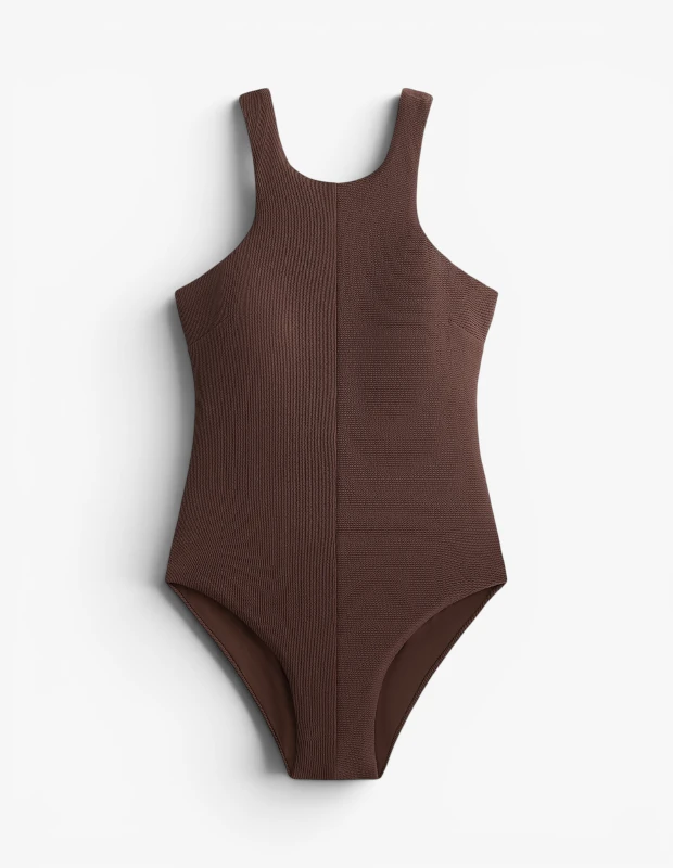 Marka Adı: Oysho
Ürün Adı: Oysho Kadın Fitilli Halter Mayo
Ürün Cinsiyeti: Kadın
Ürün Tipi: Mayo
Ürün Sezonsallığı: Yaz
Ürün Çeşidi: Fitilli Halter Mayo
Ürün Özellikleri: Bu kahverengi tek parça mayo, modern ve sportif şık bir tasarıma sahiptir. Yüksek halter yaka kesimi ve geniş askılarıyla konforlu bir kullanım sunar. Vücuda oturan yapısıyla zarif bir siluet oluştururken, bir tarafı belirgin fitilli, diğer tarafı ise daha ince dokulu kumaş panelleriyle dikkat çeker. Yüksek bacak kesimi bacak boyunu uzun gösterir ve hareket özgürlüğü sağlar.
Öne Çıkan Detaylar:
- İki farklı dokuya sahip kumaş panelleri
- Yüksek halter yaka kesimi
- Modern ve minimalist kahverengi tasarım
Kimler Kullanıyor?: Plaj stilinde modern ve minimalist çizgileri benimseyen, konforu ve şıklığı bir arada arayan herkes bu mayoyu tercih edebilir. Hem rahat hareket etmek isteyenler hem de plajda veya havuz başında zamansız bir zarafet sergilemek isteyenler için idealdir. Sportif ve şık görünmeyi seven, kaliteli dokunuşları önemseyen kullanıcılar için uygundur.