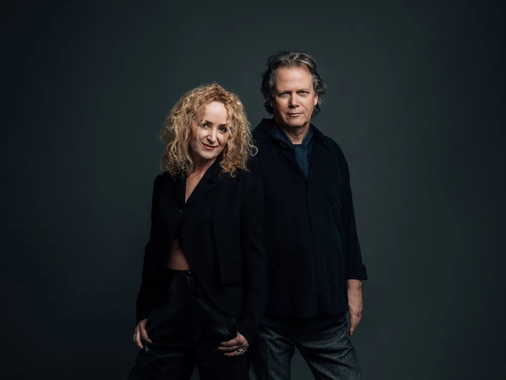 New age müziğin önde gelen topluluğu Secret Garden'ın 30. yıl turnesi kapsamında konser vermek için hazırlandığını belirten bu stüdyo çekiminde, koyu giysiler içindeki sarı kıvırcık saçlı kemancı Fionnuala Sherry ile gri dalgalı saçlı piyanist Rolf Løvland, koyu gri fon önünde kameraya bakıyor.