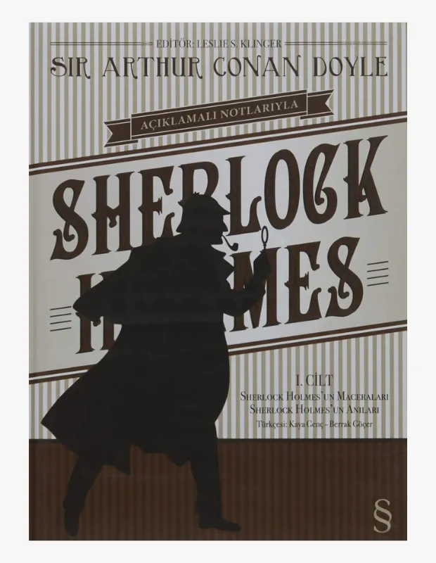 Sir Arthur Conan Doyle'un yaratıcısı olduğu Sherlock Holmes evrenine giriş niteliğindeki, deerstalker şapkalı, pipolu ve büyüteçli silüetinin ön planda olduğu, Açıklamalı Notlarıyla I. Cilt Sherlock Holmes'un Maceraları ve Anıları'nı içeren bir kitabın bej çizgili kapağı.