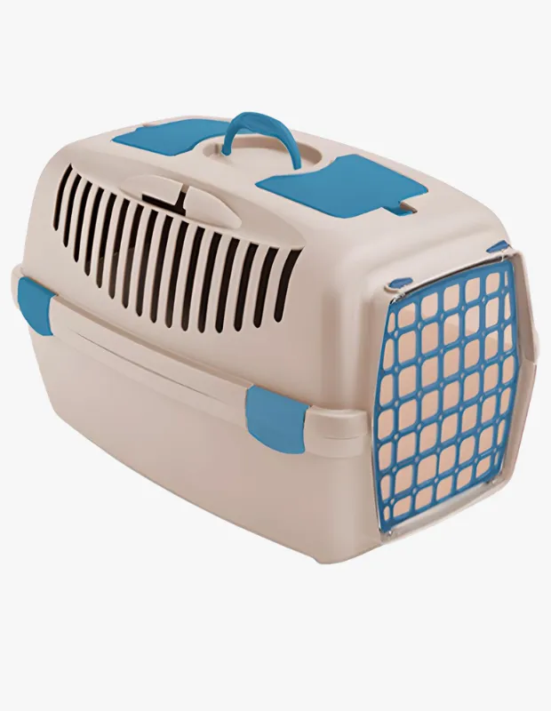 Marka Adı: Stefanplast
Ürün Cinsiyeti: Belirtilmemiş
Ürün Tipi: Kedi/Köpek Taşıma Kabı
Ürün Sezonsallığı: Her Mevsim
Ürün Çeşidi: Sert Plastik Taşıma Kabı
Ürün Özellikleri: Bu sert plastik taşıma kabı, bej/krem rengi ana gövdesi ve canlı mavi detaylarıyla hem şık hem de işlevsel bir tasarıma sahiptir. 61x40x38 cm boyutlarıyla kedi ve küçük/orta boy köpeklerin konforlu bir şekilde seyahat etmesini sağlayacak geniş iç hacim sunar. Yanlarda ve arkada dikey havalandırma ızgaraları, önde sağlam mavi çerçeveli metal/plastik ızgaralı kapısı ve üstteki sürgülü havalandırma kapakları sayesinde optimum hava akışı ve evcil hayvanınız için ferah bir ortam sağlar. Ürünün üst kısmında yer alan ergonomik taşıma kulbu ve gövdeyi birleştiren yan mandallar güvenli ve pratik kullanım sunar.
Öne Çıkan Detaylar:
- Dayanıklı ve kolay temizlenebilir sert plastik yapı
- Maksimum hava sirkülasyonu sağlayan çok yönlü havalandırma panelleri
- Güvenli kilitleme mekanizmalı metal/plastik ön kapı
- Konforlu taşıma için ergonomik üst tutacak
Kimler Kullanıyor?: Evcil hayvanlarıyla güvenli ve konforlu yolculuklar yapmak isteyen hayvanseverler bu taşıma kabını tercih edebilir. Özellikle veteriner ziyaretleri, araba seyahatleri veya şehir içi kısa mesafelerde evcil dostlarını emniyetle taşımayı önceliklendiren, dayanıklı ve hijyenik bir çözüm arayan kişiler için idealdir. Pratik kullanımı ve kolay temizlenebilir yapısıyla, evcil hayvanlarının her zaman rahat ve güvende hissetmesini isteyen herkesin ihtiyacını karşılayacak bir üründür.