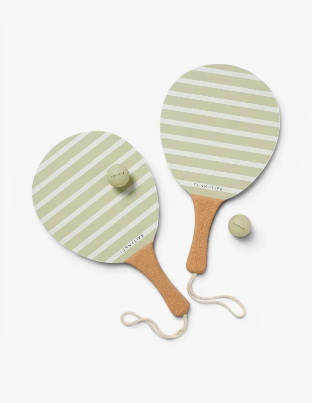 Marka Adı: Sunnylife
Ürün Adı: Sunnylife Vintage Plaj Raketleri La Palma Adaçayı Şeritli
Ürün Cinsiyeti: Unisex
Ürün Tipi: Plaj Oyunu Ekipmanı
Ürün Sezonsallığı: Yaz
Ürün Çeşidi: Plaj Raket Seti
Ürün Özellikleri: Bu set, adaçayı yeşili ve beyaz renklerinde çapraz şerit desenine sahip iki adet ahşap görünümlü plaj raketinden ve iki adet uyumlu toptan oluşmaktadır. Raketlerin rahat ve ergonomik mantar sapları, uzun süreli kullanımlarda bile konfor sağlarken, sap kısımlarındaki sağlam bilek ipleri oyun esnasında ekstra güvenlik sunar. Vintage esintili La Palma adaçayı şeritli tasarımıyla plaj stilinize estetik bir dokunuş katarak, hem eğlenceli hem de şık bir oyun deneyimi vadediyor.
Öne Çıkan Detaylar:
- Adaçayı yeşili ve beyaz çapraz şerit deseni ile göz alıcı tasarım
- Konforlu ve ergonomik mantar saplar
- Güvenli kullanım sağlayan bilek ipleri
- İki raket ve iki adet oyun topundan oluşan eksiksiz set
Kimler Kullanıyor?: Plajda veya havuz kenarında eğlenceli vakit geçirmeyi seven, stil sahibi ve aktif kişilerin tercihi olan bu raket seti, yaz tatillerine keyifli bir dokunuş katmak isteyen herkese hitap eder. Hem aileler hem de arkadaş grupları için ideal olan bu ürün, rahat ve şık bir oyun deneyimi sunarak unutulmaz anılar biriktirmeyi amaçlar.
