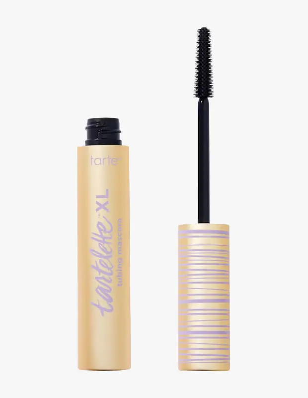Marka Adı: Tarte
Ürün Adı: Tarte Tartelette XL Uzatıcı Tubing Maskara
Ürün Cinsiyeti: Kadın
Ürün Tipi: Maskara
Ürün Sezonsallığı: Belirtilmemiş
Ürün Çeşidi: Uzatıcı Tubing Maskara
Ürün Özellikleri: Tarte Tartelette XL Uzatıcı Tubing Maskara, kirpikleri uzatma vaadiyle öne çıkan bir formüle sahiptir. Ürün, altın/bej tonlarında, şık ve silindirik bir ambalaja sahiptir. Üzerinde dikey olarak mor renkte tartelette XL tubing mascara yazısı bulunur. Siyah renkli kapağı ve yatay mor çizgili altın/bej tonlarında fırça sapı estetik bir görünüm sunar. Standart formda, siyah ve sık kıllara sahip fırçası, kirpiklere eşit uygulama sağlamak üzere tasarlanmıştır. Bu tubing teknolojisi sayesinde, topaklanma yapmadan kirpikleri sarar ve ılık suyla kolayca çıkarılabilir.
Öne Çıkan Detaylar:
- Uzatıcı tubing maskara formülü
- Kolayca temizlenebilen, topaklanma yapmayan yapı
- Şık altın/bej renkli, mor detaylı özel tasarım ambalajı
Kimler Kullanıyor?: Bu maskara, kirpiklerinde belirgin uzunluk ve ayrılık arayan, bakışlarını daha etkileyici hale getirmek isteyen herkes için idealdir. Özellikle makyaj temizleme sürecinin pratik ve nazik olmasını tercih eden, kirpik sağlığını ön planda tutan ve gün boyu akma, bulaşma endişesi olmadan temiz bir görünüm arayan kullanıcılar için uygundur.