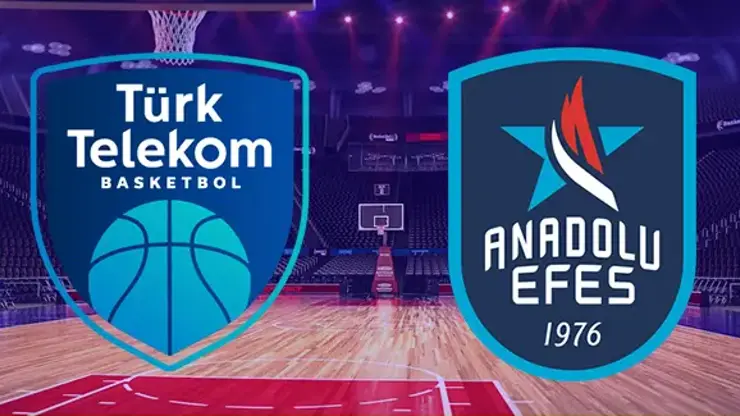 Aydınlık bir basketbol sahasının ortasında, Türkiye basketbolunun iki önemli ekibi Türk Telekom ve Anadolu Efes'in play-off çeyrek final mücadelesini anlatan kalkan şeklindeki logoları boş tribünler önünde konumlanıyor.