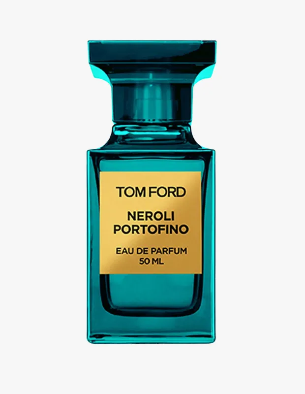 Marka Adı: Tom Ford
Ürün Adı: Tom Ford Kadın Neroli Portofino EDP
Ürün Cinsiyeti: Kadın
Ürün Tipi: Eau de Parfum
Ürün Sezonsallığı: Yaz
Ürün Çeşidi: Okyanus Esintili
Ürün Özellikleri: Tom Ford Neroli Portofino EDP, 50 ML hacimli, Akdeniz mavisini andıran turkuaz şişesi ve altın etiketiyle öne çıkar. Akdeniz sahillerindeki çam ormanlarının ferahlığını deniz tuzuyla buluşturan bu koku; ardıç, servi, limon ve okyanus notalarının sofistike harmanıyla sıcak yaz günleri için canlı ve kalıcı bir deneyim sunar. Tazeliğini nemli havalarda dahi koruyan, enerjik ve özgür ruhlu bir kompozisyondur.
Öne Çıkan Detaylar:
- Akdeniz sahillerinin ve çam ormanlarının esintisini taşıyan eşsiz koku profili.
- Ardıç, servi, limon, deniz tuzu ve okyanus notalarıyla ferah ve zengin harman.
- Yazın yüksek nemli havasında bile tazeliğini ve kalıcılığını koruyan Eau de Parfum.
Kimler Kullanıyor?: Bu parfüm, klasik narenciye kokularını sıradan veya uçucu bulan, ferah ama aynı zamanda sofistike bir imza arayanlar için idealdir. Deniz tuzu, mineral ve aromatik yosun notalarının zarif harmanıyla sıcak havalarda bile tenle bütünleşen, ağırlaşmayan ve karakterini koruyan bir deneyim sunar. Akdeniz ruhunu taşıyan, özgür ve enerjik bir atmosfer yaratmayı seven herkes bu kokuyu tercih edebilir.