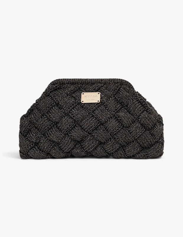 Marka Adı: TullaaStella
Ürün Adı: TullaaStella Kadın Puzzle Pouch Çanta
Ürün Cinsiyeti: Kadın
Ürün Tipi: Pouch Çanta
Ürün Sezonsallığı: Her Mevsim
Ürün Çeşidi: Dokuma Portföy Çanta
Ürün Özellikleri: Bu TullaaStella çanta, antrasit renginde, göz alıcı bir dokuma tekniğiyle örülmüş, modern bir puzzle deseni sunar. Parlak ipliklerin karışımı sayesinde hafif ışıltılı bir yüzeye sahiptir. Dikdörtgen formu ve yuvarlatılmış köşeleriyle şık bir portföy görünümü sergiler. Ön yüzünde markanın ismini taşıyan zarif, altın tonlarında metal bir plaka detayı bulunur. Yapılandırılmış dokusu sayesinde hem estetik hem de dayanıklı bir kullanım vadeder.
Öne Çıkan Detaylar:
- Benzersiz puzzle dokuma deseni
- Antrasit rengi ve ışıltılı ipliklerle zenginleştirilmiş yüzey
- Ön kısımda yer alan altın tonlarında metal marka logosu
Kimler Kullanıyor?: Bu TullaaStella pouch çanta, sofistike ve zamansız parçalarla gardırobunu oluşturan, minimal lüksü ve zahmetsiz şıklığı benimseyen herkes için idealdir. Modern ve stil sahibi bir duruş sergilemek isteyen, gündüzden geceye kolayca adapte olabilen, işlevsel olduğu kadar estetik detaylara da önem veren bireylerin beğenisini kazanacaktır. Özellikle monokrom veya rafine renk paletleriyle kombinlerini tamamlamak isteyenler için güçlü bir aksesuar seçeneği sunar.
