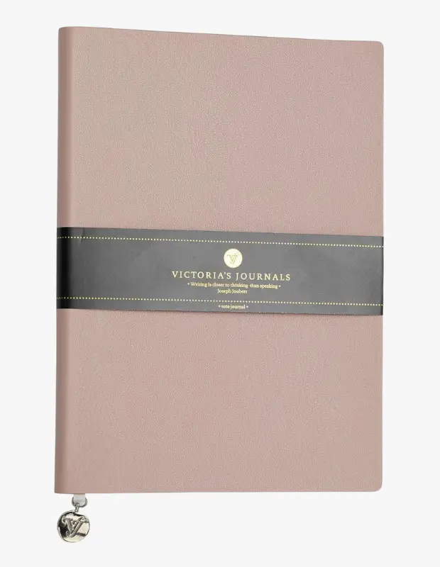 Marka Adı: Victoria's Journals
Ürün Adı: Victoria's Journals Smyth Classic Esnek Kapak Defter
Ürün Cinsiyeti: Unisex
Ürün Tipi: Defter
Ürün Sezonsallığı: Belirtilmemiş
Ürün Çeşidi: Esnek Kapaklı Defter
Ürün Özellikleri: Pembe tonlarında, dokulu ve esnek bir kapağa sahip dikdörtgen formda bir defterdir. Ön yüzünde markanın logosunu ve ilham verici bir alıntıyı taşıyan siyah bir bant yer alır. Defterin alt kısmında, omurga üzerinde markanın V harfini taşıyan gümüş tonlarında şık bir metal charm detayı bulunmaktadır. Zarif ve sade tasarımı ile dikkat çeken bu defter, not almak ve yazı yazmak için idealdir.
Öne Çıkan Detaylar:
- Esnek kapak yapısı sayesinde kolay taşıma ve kullanım imkanı
- Alt kısımda yer alan gümüş tonlarında Victoria's Journals logolu metal charm
- Dokulu yüzeye sahip zarif pembe tonu ile estetik görünüm
Kimler Kullanıyor?: Bilinçli yaşamayı, kişisel düşüncelere yer vermeyi ve düzenli not tutmayı önemseyen bireylere hitap eder. Stres yönetimi, günlük planlama, yaratıcı fikirleri kaydetme veya sadece düşüncelerini ve deneyimlerini yazıya dökme alışkanlığına sahip herkes için uygun bir tercihtir. Zarif ve sade tasarımı, öğrencilerden profesyonellere, sanatçılardan günlük tutmayı sevenlere kadar geniş bir yelpazedeki kullanıcının kişisel yazılı ifadeleri için şık bir araç olmasını sağlar.