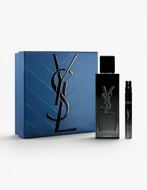 Marka Adı: Yves Saint Laurent
Ürün Adı: Yves Saint Laurent Erkek MYSLF L’Absolu Eau de Parfum Seti
Ürün Cinsiyeti: Erkek
Ürün Tipi: Parfüm Seti
Ürün Sezonsallığı: Yazlık
Ürün Çeşidi: Eau de Parfum Seti
Ürün Özellikleri: Modern bir maskülenliği yansıtan bu Eau de Parfum seti, keskin siyah biber enerjisi, çekici portakal çiçeği ve derin odunsu notaların uyumlu birleşiminden oluşur. Lacivert ve şık, diagonal desenli YSL logolu özel hediye kutusunda sunulan set, kabartmalı YSL logosuyla dikkat çeken, koyu renkli ana parfüm şişesi ve yanında pratik seyahat boyu sprey şişesi ile günlük kullanımda ve taşımada kolaylık sağlar.
Öne Çıkan Detaylar:
- Şık, lacivert ve diagonal dokulu YSL logolu hediye kutusu
- Kabartmalı YSL logosuna sahip, koyu renkli Eau de Parfum ana şişesi
- Seyahat boyu sprey şişesi içeren tamamlayıcı set
Kimler Kullanıyor?: Yaratıcı, entelektüel ve kendi estetik anlayışını takip eden, başına buyruk bir tarza sahip kişiler bu kokuyu benimser. Trendlerin ötesinde kendi imzasını taşımayı seven, doğa ve şehir yaşamını bir araya getiren hibrit bir yaşam tarzına sahip bireylerin tercihi olan bu parfüm, girdiği ortamda fark edilmek isteyen ancak bunu gürültülü yollardan değil, duruşuyla yapanların kokusudur.