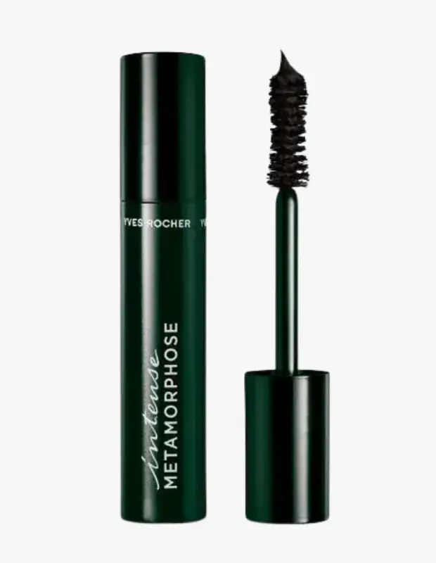Marka Adı: Yves Rocher
Ürün Adı: Yves Rocher Kadın Metamorphose Maskara
Ürün Cinsiyeti: Kadın
Ürün Tipi: Maskara
Ürün Sezonsallığı: Belirtilmemiş
Ürün Çeşidi: Hacim Veren, Uzatan ve Kıvıran Maskara
Ürün Özellikleri: Yves Rocher Metamorphose Maskara, koyu yeşil, zarif ve silindirik bir ambalajda sunulur. Üzerinde markanın adı ve 'Intense Metamorphose' ibaresi yer alır. Ürün, kirpiklere yoğun hacim, belirgin uzunluk ve etkileyici bir kıvrım kazandırmak üzere tasarlanmıştır. Sık ve dolgun kıllara sahip, uca doğru sivrilen özel fırçası sayesinde her bir kirpiği kökten uca kavrayarak topaklanma yapmadan eşit bir uygulama sağlar. Gözleri anında ön plana çıkaran, derin ve yoğun siyah rengiyle bakışlara dramatik bir etki katar.
Öne Çıkan Detaylar:
- Yoğun hacim, uzatma ve kıvırma sağlayan özel fırça tasarımı
- Gözleri belirginleştiren yoğun siyah formül
- Şık, koyu yeşil ve minimalist ürün ambalajı
Kimler Kullanıyor?: Göz makyajında bakışlarını ön plana çıkarmak, kirpiklerine yoğun bir hacim, gözle görülür uzunluk ve belirgin bir kıvrım kazandırmak isteyen herkes bu maskarayı tercih edebilir. Günlük makyajında veya özel davetlerde çekici ve iddialı bir görünüm arayan, makyaj çantalarının vazgeçilmez ürünü olarak maskarayı gören kişiler için ideal bir seçenektir.