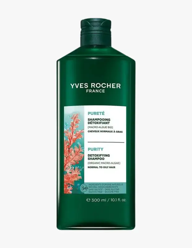 Marka Adı: Yves Rocher
Ürün Adı: Yves Rocher Pureté Organik Makro-Alg Arındırıcı Şampuan Normal ve Yağlı Saçlar İçin
Ürün Cinsiyeti: Belirtilmemiş
Ürün Tipi: Şampuan
Ürün Sezonsallığı: Belirtilmemiş
Ürün Çeşidi: Arındırıcı
Ürün Özellikleri: Bu koyu yeşil renkli, 300 ml hacimli arındırıcı şampuan, Organik Makro-Alg içeriğiyle normal ve yağlı saç tipleri için özel olarak formüle edilmiştir. Saç derisinde ve saç tellerinde biriken ürün kalıntılarını, fazla sebumu ve çevresel kirleri nazikçe temizlemeyi hedefler. %94 doğal kökenli içeriğe sahiptir ve sülfat ile silikon içermez. Saçları ağırlaştırmadan derinlemesine arındırarak daha hafif, parlak ve canlı bir görünüm sunar.
Öne Çıkan Detaylar:
- Organik Makro-Alg özleri içerir
- Sülfat ve silikon içermeyen formül
- Normalden yağlıya dönük saçlar için detoks etkisi
Kimler Kullanıyor?: Saç derisinde ürün birikimi, fazla yağlanma ve cansızlık hisseden, saçlarının hacmini kaybettiğini düşünen kişiler için idealdir. Kuru şampuan, şekillendirici ürünler veya silikon içeren bakım ürünleri kullanan ve saç derisine derinlemesine bir temizlik sunmak isteyen herkes bu şampuanı tercih edebilir. Doğal içeriklere ve nazik formüllere öncelik veren, saç derisi dengesini yeniden kazanmayı hedefleyen bireylerin bakım rutinine uyum sağlar.