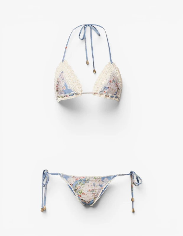 Marka Adı: Zimmermann
Ürün Adı: Zimmermann Kadın Cascadian Mavi Çiçekli Kroşe Üçgen Bikini Takımı
Ürün Cinsiyeti: Kadın
Ürün Tipi: Bikini Takımı
Ürün Sezonsallığı: Yazlık
Ürün Çeşidi: Desenli ve Kroşe Detaylı Bikini Takımı
Ürün Özellikleri: Mavi tonlarında çiçek desenli kumaştan üretilen bu Zimmermann bikini takımı, şık ve rahat bir plaj stili sunar. Üçgen kesim büstiyer ve yanlardan bağlamalı alt parça, teninize uyum sağlarken hareket özgürlüğü sunar. Her iki parçanın da kenarları, ürüne bohem bir dokunuş katan ekru renkte el yapımı kroşe detaylarla çevrilidir. Bağlama iplerinin ucunda altın rengi deniz kabuğu formunda küçük aksesuarlar bulunur.
Öne Çıkan Detaylar:
- El yapımı kroşe kenar detayları
- Mavi tonlarında zarif çiçek deseni
- Bağlama iplerinin ucunda altın rengi deniz kabuğu aksesuarları
- Ayarlanabilir üçgen kesim büstiyer ve yanlardan bağlamalı alt parça
Kimler Kullanıyor?: Yaz aylarında plajlarda ve havuz kenarlarında hem şık hem de rahat bir stil arayan, bohem ve romantik detayları seven kadınlar için idealdir. El işçiliği kroşe detaylarına ve zarif çiçek desenlerine önem veren, yaz trendlerini takip eden ve plaj giyiminde kişisel dokunuşları benimseyen herkes bu takımı tercih edebilir. Esnek bağlama detayları sayesinde vücut tipine göre ayarlanabilir bir kullanım sunarak konforu ön planda tutanların beğenisini kazanır.