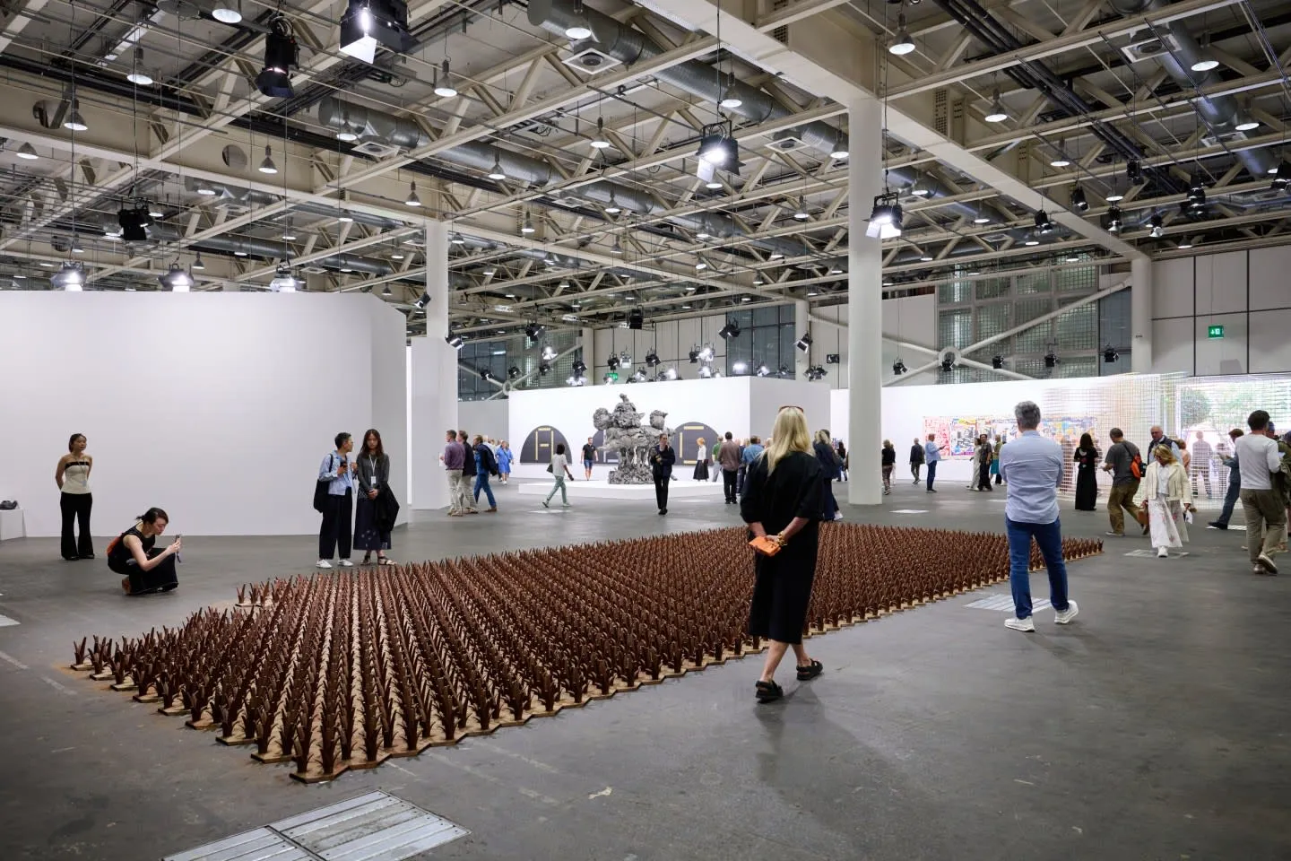 Geniş ve aydınlık bir çağdaş sanat sergi alanında, kalabalık ziyaretçiler arasında, zemine yayılmış kahverengi, uçları sivri binlerce ahşap veya seramik parçadan oluşan, Ai Weiwei'nin kendine özgü bir enstalasyonu ilgi odağı oluyor.