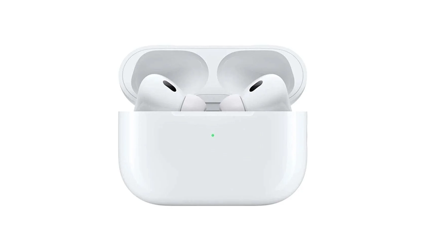 Beyaz arka plan üzerinde, açık kapaklı beyaz şarj kutusunda bulunan iki adet beyaz AirPods Pro 2. Nesil kulaklığın ve kasanın ön yüzünde yanan yeşil bir ışığın net bir görünümü, bu yeni nesil modelin tasarımını ve şarj durumunu vurguluyor.