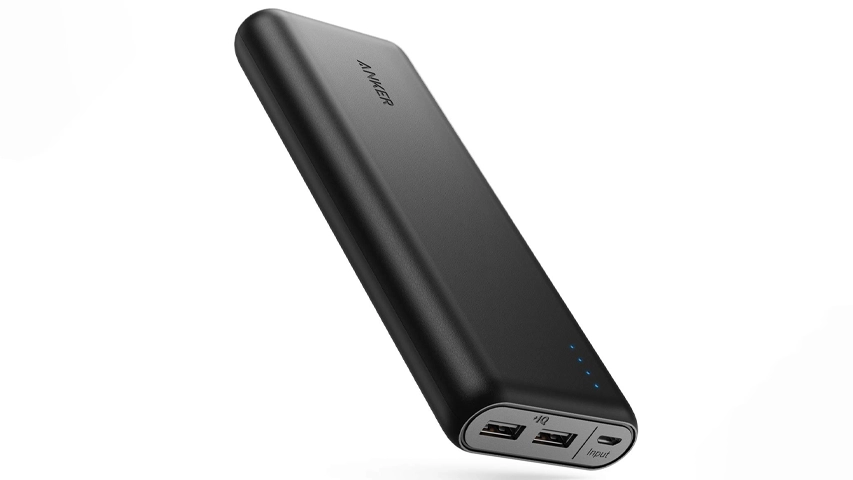 Beyaz bir arka plan üzerinde hafifçe eğimli duran, alt kısmında iki USB-A çıkış ve bir mikro-USB giriş portu ile dört mavi LED ışığı bulunan, üzerinde Anker logosu görünen siyah renkli bir Anker PowerCore 20100 taşınabilir güç bankası.