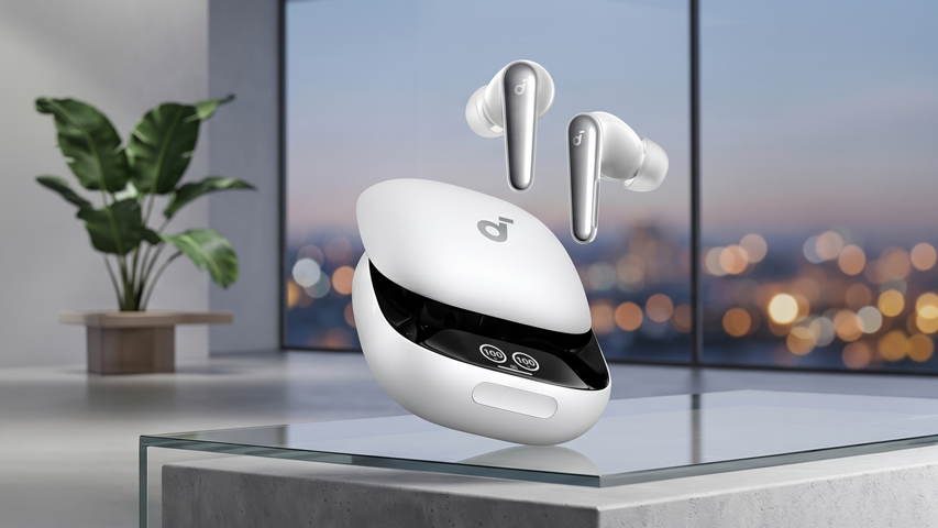 Beyaz Anker Soundcore Liberty 4 Pro kablosuz kulaklıklar, şık bir cam yüzey üzerinde, kısmen açık şarj kutusunun hemen üzerinde havada dururken, kutunun içindeki 100 göstergeleri ve arka plandaki bulanık şehir ışıkları ile modern bir pencere önünde sergileniyor.