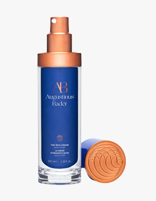 Marka Adı: Augustinus Bader
Ürün Adı: Augustinus Bader The Rich Cream
Ürün Cinsiyeti: Belirtilmemiş
Ürün Tipi: Nemlendirici Krem
Ürün Sezonsallığı: Belirtilmemiş
Ürün Çeşidi: Nemlendirici
Ürün Özellikleri: Bu zengin formüllü nemlendirici krem, Augustinus Bader'in patentli TFC8® teknolojisi ile geliştirilmiştir ve kuru, nemsiz ciltler için yoğun nemlendirme sunar. Şık, opak mavi renkli gövdesi ve bakır tonlarındaki pompalı kapak mekanizmasıyla öne çıkan 100 ml'lik cam bir şişede sunulur. Cildin bariyerini desteklemeye ve nemi içeride hapsetmeye yardımcı olan lüks bir bakım deneyimi sağlar.
Öne Çıkan Detaylar:
- Kuru ve nemsiz ciltler için yoğun nemlendirme sağlayan zengin formül
- Cilt yenilenmesini destekleyen patentli TFC8® teknolojisi
- Pratik kullanım sunan hijyenik pompalı şişe tasarımı
- Lüks mavi ve bakır tonlarındaki şık ambalaj
Kimler Kullanıyor?: Cilt kuruluğu ve nemsizlik problemi yaşayan, cildini derinlemesine nemlendirmek ve bariyerini güçlendirmek isteyen kişiler için idealdir. İleri teknoloji içeren lüks cilt bakım ürünlerine ilgi duyan, sofistike bir rutin arayışında olan ve cildine bütünsel bir bakım sunmayı hedefleyenler tercih edebilir. Yoğun formülü sayesinde cildinde konfor ve canlılık arayan herkesin beğenisini kazanır.
