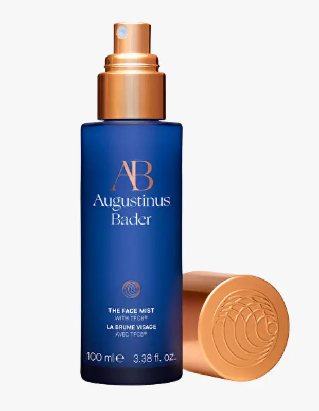 Marka Adı: Augustinus Bader
Ürün Adı: Augustinus Bader The Face Mist
Ürün Cinsiyeti: Unisex
Ürün Tipi: Yüz Misti
Ürün Sezonsallığı: Tüm Sezonlar
Ürün Çeşidi: Patentli Formüllü Yüz Nemlendirme Spreyi
Ürün Özellikleri: Görseldeki ürün, lacivert renkte zarif bir şişede sunulan, altın rengi püskürtücü mekanizması ve şık kapağıyla dikkat çeken bir Augustinus Bader yüz mistidir. 100 ml (3.38 fl. oz.) hacmindeki bu sprey, cilde anında ferahlık ve nem sağlamak üzere özel olarak formüle edilmiştir. Ürün etiketinde, markanın yenilikçi ve tescilli teknolojisi olan TFC8® ibaresi açıkça belirtilmiştir. Bu gelişmiş formül, cildin gün içinde maruz kaldığı çevresel faktörlerin ve kuruluk hissinin neden olduğu donuk görünümü azaltmaya yardımcı olurken, cildi canlandırarak daha parlak, taze ve sağlıklı bir görünüm kazandırır. Ambalajının lüks ve minimalist tasarımı, ürünün premium kalitesini vurgular.
Öne Çıkan Detaylar:
- Augustinus Bader markasının tescilli TFC8® teknolojisi ile güçlendirilmiş formül.
- Lacivert şişe ve altın rengi püskürtücü ile estetik ve lüks bir görünüme sahiptir.
- Cilde anında ferahlık, nem takviyesi ve canlı bir ışıltı sağlar.
Kimler Kullanıyor?: Cilt bakım rutininde lüks ve etkili ürünleri tercih eden, cildinin gün boyu nemli, taze ve canlı kalmasını önemseyen kişiler için idealdir. Özellikle yoğun bir yaşam tarzına sahip olan, gün içinde cildini hızlıca tazelemek ve donuk görünümü gidermek isteyenler, klimalı ortamlarda çalışanlar veya seyahat edenler bu yüz misti ile pratik bir çözüm bulabilirler. Gelişmiş formülasyonlara değer veren ve cildinin doğal ışıltısını korumayı amaçlayan herkesin günlük bakımına kolayca dahil edebileceği bir üründür.