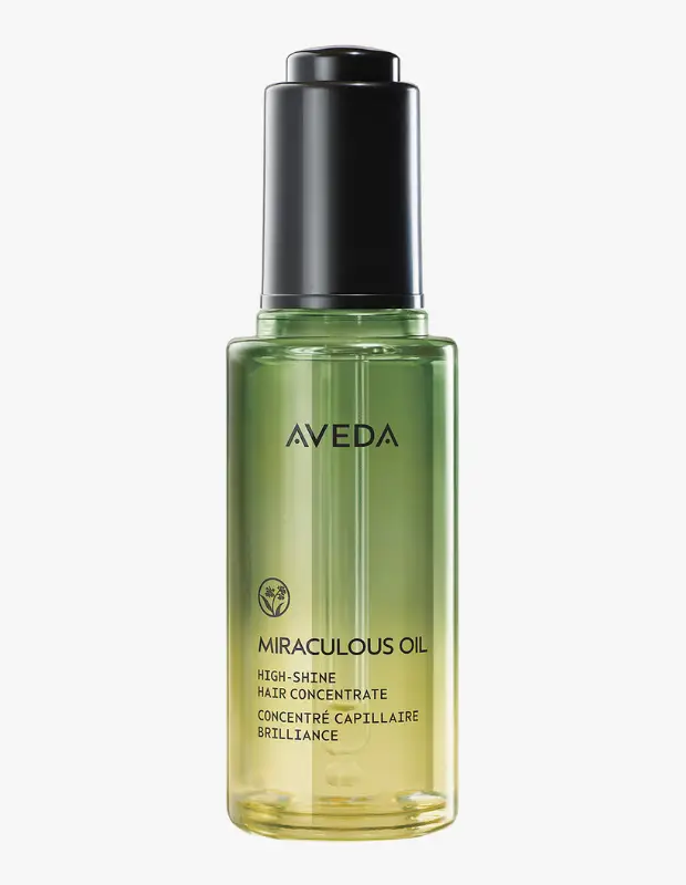 Marka Adı: Aveda
Ürün Adı: Aveda Miraculous Oil
Ürün Cinsiyeti: Belirtilmemiş
Ürün Tipi: Saç Konsantresi
Ürün Sezonsallığı: Belirtilmemiş
Ürün Çeşidi: Parlaklık Veren ve Elektriklenme Karşıtı Saç Bakım Konsantresi
Ürün Özellikleri: Aveda Miraculous Oil, saçlara yüksek parlaklık kazandırmak ve elektriklenmeyi kontrol altına almak için özel olarak formüle edilmiş bir saç konsantresidir. Yeşil-sarı renk geçişli şeffaf damlalıklı şişesi, ürünün hassas ve kontrollü bir şekilde uygulanmasını sağlar. Üzerindeki bitkisel sembol, ürünün doğal içeriklerden ilham aldığını gösterirken, saç tellerine yoğun bakım yaparak pürüzsüz ve ışıltılı bir görünüm hedefler.

Öne Çıkan Detaylar:
- Yüksek parlaklık kazandıran konsantre formül
- Elektriklenmeyi kontrol altına almaya yardımcı etki
- Hassas uygulama için damlalıklı şişe tasarımı
Kimler Kullanıyor?: Saçlarının mat ve cansız görünümünden şikayetçi olan, aynı zamanda elektriklenmeyi gidermek ve saçlarına ipeksi bir dokunuşla göz alıcı bir parlaklık kazandırmak isteyenler için idealdir. Doğal kaynaklardan ilham alan ürünleri tercih eden, saç bakım rutinlerinde konsantre ve etkili çözümler arayan herkesin beğenisine sunulmuştur.