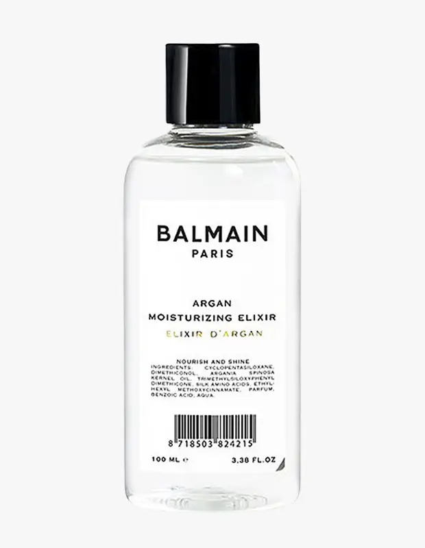 Marka Adı: Balmain Paris
Ürün Adı: Balmain Paris Argan Nemlendirici Elixir
Ürün Cinsiyeti: Belirtilmemiş
Ürün Tipi: Saç Bakım Yağı
Ürün Sezonsallığı: Belirtilmemiş
Ürün Çeşidi: Argan Yağı Bazlı Nemlendirici Elixir
Ürün Özellikleri: Bu 100 ml hacimli şeffaf şişedeki Balmain Paris Argan Nemlendirici Elixir, şık siyah kapaklı ambalajıyla dikkat çeker. Saç tellerini beslemek ve parlaklık kazandırmak üzere özel olarak formüle edilmiş bu bakım yağı, Cyclopentasiloxane, Dimethiconol gibi silikon türevleri, Argania Spinosa Çekirdek Yağı ve İpek Amino Asitlerini bir araya getirir. Saçın lipit bariyerini güçlendirerek nemsizliğin neden olduğu kuruluğu ve sertliği gidermeye yardımcı olurken, Ethylhexyl Methoxycinnamate içeriği sayesinde UV koruması sunarak saç rengini ve yapısını dış etkenlere karşı korur. Hafif yapısı sayesinde saçı ağırlaştırmadan ipeksi bir dokunuş ve göz alıcı bir parlaklık sağlar, aynı zamanda hoş bir parfüm notasıyla duyusal bir deneyim sunar.
Öne Çıkan Detaylar:
- Saf argan yağı ve ipek amino asitleri ile zenginleştirilmiş yoğun besleyici formül.
- Saçı ağırlaştırmadan anında parlaklık ve ipeksi yumuşaklık kazandırır.
- UV koruması sayesinde saç renginin ve yapısının korunmasına yardımcı olur.
Kimler Kullanıyor?: Saçlarında ipeksi bir yumuşaklık, göz alıcı bir parlaklık ve sağlıklı bir görünüm arayanlar için idealdir. Kuru, yıpranmış veya nemsiz saç tellerine yoğun bakım sağlamak isteyenler, saçlarını çevresel faktörlere karşı korumayı hedefleyenler ve saç bakım rutinlerine lüks bir dokunuş katmayı seven herkes bu ürünü tercih edebilir.
