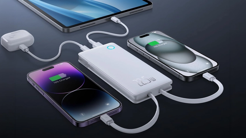 Beyaz renkli Baseus Airpow Lite Powerbank, üzerinde 22.5W güç çıkışını gösteren dijital ekranıyla ortada dururken, aynı anda iki akıllı telefon, bir tablet ve bir kablosuz kulaklık kutusu gibi dört farklı cihazı şarj ederek çoklu cihaz desteğini ve verimli şarj kapasitesini gözler önüne seriyor.