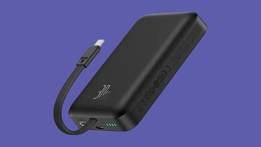Mor-mavi bir zemin üzerinde duran, siyah renkli, mat dokuya sahip, üzerinde 30W simgesi ve batarya durumunu gösteren üç adet yanan LED ışık bulunan kompakt bir powerbank; kısa, entegre USB-C şarj kablosuyla beraber, hızlı şarj imkanı sunan en iyi powerbank modelleri arasındaki yerini gösteriyor.