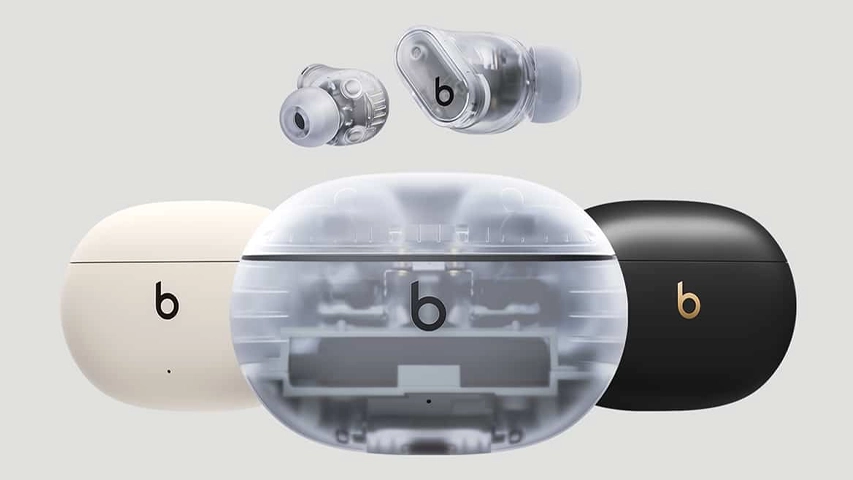 Beats Studio Buds serisinden krem, iç devreleri ve bileşenleri şeffaf kasadan netçe görünen, ve mat siyah renklerde üç farklı şarj kutusu ile üstte iç mekanizmalarını gösteren iki şeffaf Beats Studio Buds kulaklık beyaz bir zeminde şıkça sunuluyor.