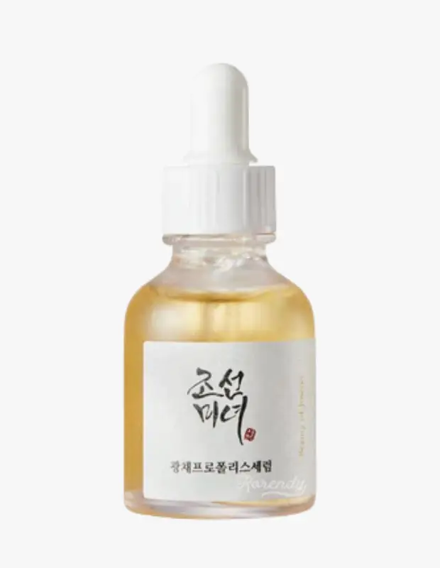 Marka Adı: Beauty of Joseon
Ürün Adı: Beauty of Joseon Glow Serum Propolis Niasinamid
Ürün Cinsiyeti: Belirtilmemiş
Ürün Tipi: Serum
Ürün Sezonsallığı: Belirtilmemiş
Ürün Çeşidi: Cilt Bakım Serumu
Ürün Özellikleri: Bu serum, damlalıklı şeffaf cam şişesi ve beyaz kapağı ile sade ve fonksiyonel bir tasarıma sahiptir. İçeriğindeki propolis ve niasinamid sayesinde cilde ışıltılı, aydınlık ve enerjik bir görünüm kazandırmaya yardımcı olurken, hücresel nemi destekler ve cilt bariyerini güçlendirir. Hafif dokulu, sıvı yapısıyla cilt tarafından kolayca emilir ve günlük cilt bakım rutininize kolayca entegre edilebilir.
Öne Çıkan Detaylar:
- Propolis ve Niasinamid içeren zengin formül.
- Cilde anında ışıltılı, aydınlık ve enerjik bir görünüm kazandırır.
- Cildin hücresel nemini destekleyerek uzun süreli canlılık sağlar.
Kimler Kullanıyor?: Cildinde doğal bir ışıltı, aydınlık ve canlılık arayan herkes bu seruma yönelebilir. Özellikle hafif dokulu, yüksek performanslı ürünlerle cilt bakım rutinini desteklemek isteyenler için idealdir. K-Beauty felsefesini benimsemiş, cilt bariyerini güçlendirirken nem ve parlaklık dengesini korumayı hedefleyenler bu ürünü günlük rutinlerine kolayca dahil edebilirler.