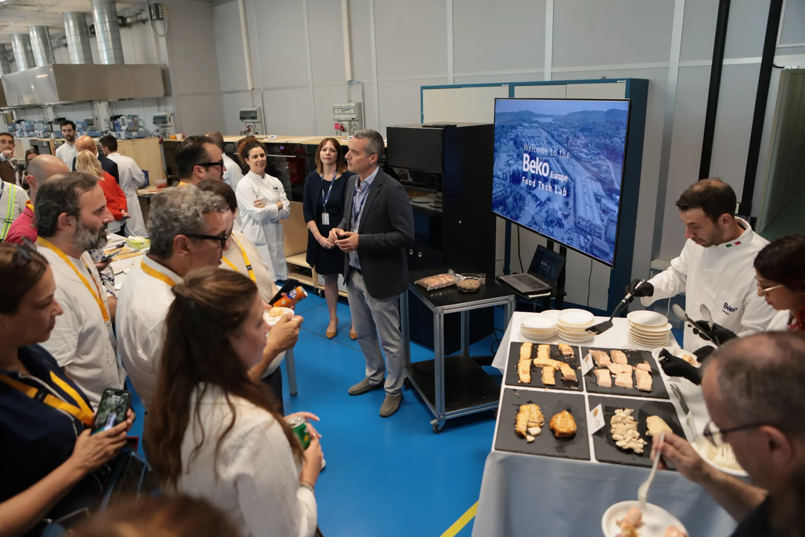 Cassinetta'daki Beko Europe Food Tech Lab'de, katılımcılar, markanın yapay zekâlı mutfak teknolojileri ile hazırlanmış yenilikçi yemek örneklerini tadarken, sunum eşliğinde Arçelik'in küresel rekabetteki stratejilerini ve teknolojik vizyonunu keşfediyor.