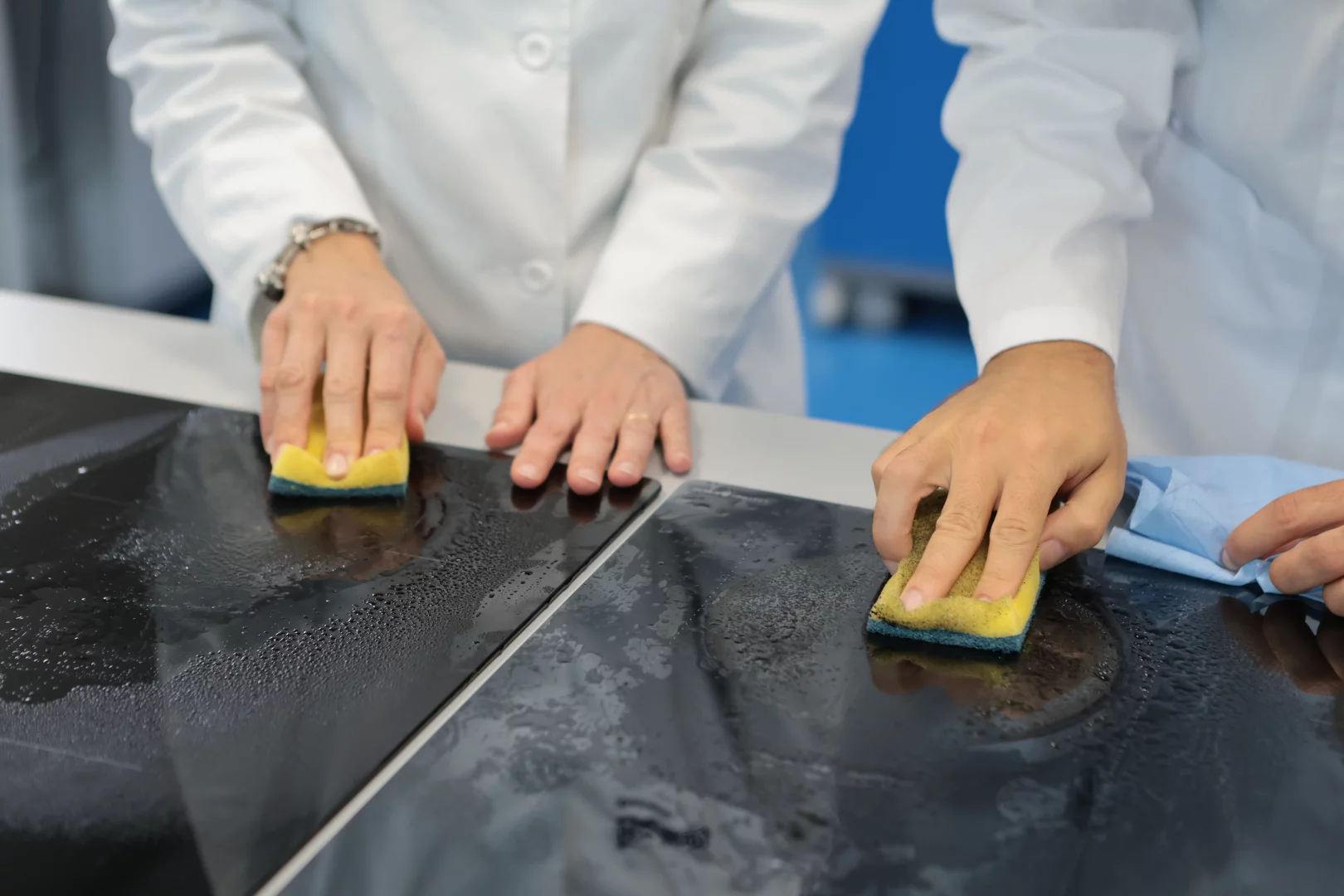 Food Tech Lab'de, beyaz önlüklü mühendisler, yeni nesil ankastre ocakların küresel rekabette üstünlük sağlaması için tasarlanan ileri mutfak teknolojilerinin dayanıklılık ve temizlenebilirlik özelliklerini özel süngerlerle titizlikle test ediyor.