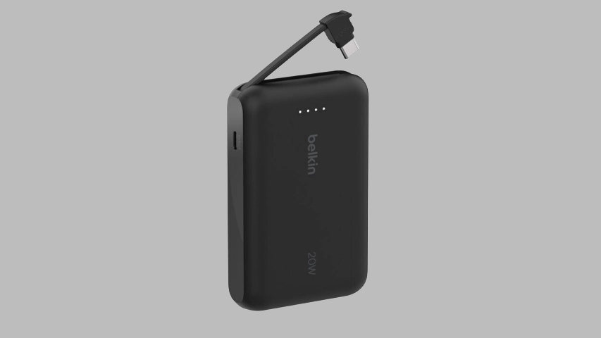 Dikey konumlandırılmış, gri bir zeminde, üst kısmından L açılı bir USB-C şarj ucu çıkan entegre kablolu, üzerinde Belkin logosu ve 20W gücü yazan şık siyah bir Belkin BoostCharge taşınabilir şarj cihazı, dört küçük beyaz LED şarj göstergesi ile görünüyor.