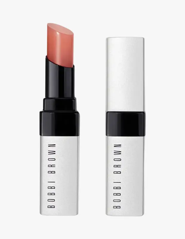Marka Adı: Bobbi Brown
Ürün Adı: Bobbi Brown Kadın Extra Lip Tinted Balm Bare Nude
Ürün Cinsiyeti: Kadın
Ürün Tipi: Renkli Dudak Balmı
Ürün Sezonsallığı: Yaz
Ürün Çeşidi: Makyaj Ürünü
Ürün Özellikleri: Bobbi Brown Extra Lip Tinted Balm, dudaklara doğal bir renk ve yoğun nemlendirme sağlayan bir dudak balmıdır. Bare Nude tonu ile dudakların kendi rengini güçlendirerek şeffaf ila orta kapatıcılıkta, parlak ve nemli bir bitiş sunar. Dudakları beslerken dolgun ve pürüzsüz bir görünüm kazandırır. Şık beyaz ve siyah renklerde tasarlanmış minimal ambalajı ile kolayca uygulanabilir ve taşınabilir.
Öne Çıkan Detaylar:
- Dudaklara doğal, buğulu ve nemli bir görünüm kazandırır.
- Yoğun nemlendirme ve besleme özelliği sunar.
- Şık, minimalist ve seyahat dostu ambalaja sahiptir.
Kimler Kullanıyor?: Doğal ve bakımlı bir dudak görünümünü tercih edenler, dudaklarını renklendirirken aynı zamanda nemlendirmeyi arayanlar için idealdir. Hafif, çabasız bir makyaj stilini benimseyen, özellikle yaz aylarında sağlıklı ve ışıltılı bir ten makyajını nemli dudaklarla tamamlamak isteyen herkes bu ürünü rahatlıkla kullanabilir.