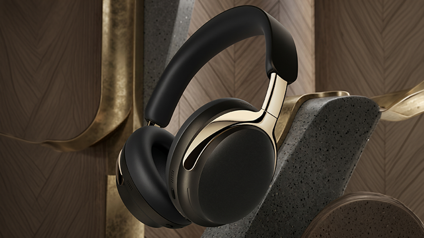 Siyah gövdesi ve zarif altın detaylarıyla öne çıkan Bose QuietComfort Ultra 2. Nesil kulak üstü bluetooth kulaklık, lüks tasarımı, gelişmiş aktif gürültü engelleme ve üstün akustik performans ile konforlu bir dinleme deneyimi sunuyor.