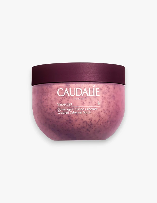 Marka Adı: Caudalie
Ürün Adı: Caudalie Vinosculpt Selülit Karşıtı Peeling
Ürün Cinsiyeti: Unisex
Ürün Tipi: Vücut Peelingi
Ürün Sezonsallığı: Tüm Sezonlar
Ürün Çeşidi: Selülit Karşıtı
Ürün Özellikleri: Caudalie Vinosculpt Selülit Karşıtı Peeling, pembe-mor renkli, granüllü yapısıyla dikkat çeken, geniş bir kavanozda sunulan doğal içerikli bir vücut bakım ürünüdür. Cildi nazikçe ölü hücrelerden arındırarak pürüzsüzleştiren bu peeling, üzüm çekirdeği, portakal kabuğu ve şeker kristalleri gibi doğal bileşenler içerir. Formülü sayesinde cildin mikrodolaşımını destekleyerek daha sıkı ve canlı bir görünüme kavuşmasına yardımcı olurken, aynı zamanda selülit görünümünü azaltmayı hedefler.
Öne Çıkan Detaylar:
- Doğal içerikli formül
- Cildi pürüzsüzleştiren ve sıkılaştıran etki
- Üzüm çekirdeği, portakal kabuğu ve şeker kristalleri içeriği
Kimler Kullanıyor?: Cildini doğal yollarla arındırmak, pürüzsüz ve sıkı bir görünüme kavuşturmak isteyen herkes için ideal bir bakım ürünüdür. Selülit görünümünü azaltmaya yönelik etkili çözümler arayanlar, vücut mikrodolaşımını destekleyerek daha canlı bir cilt tonu hedefleyenler ve güzellik rutinlerine doğallığı dahil etmek isteyenler bu peelingi tercih edebilir.